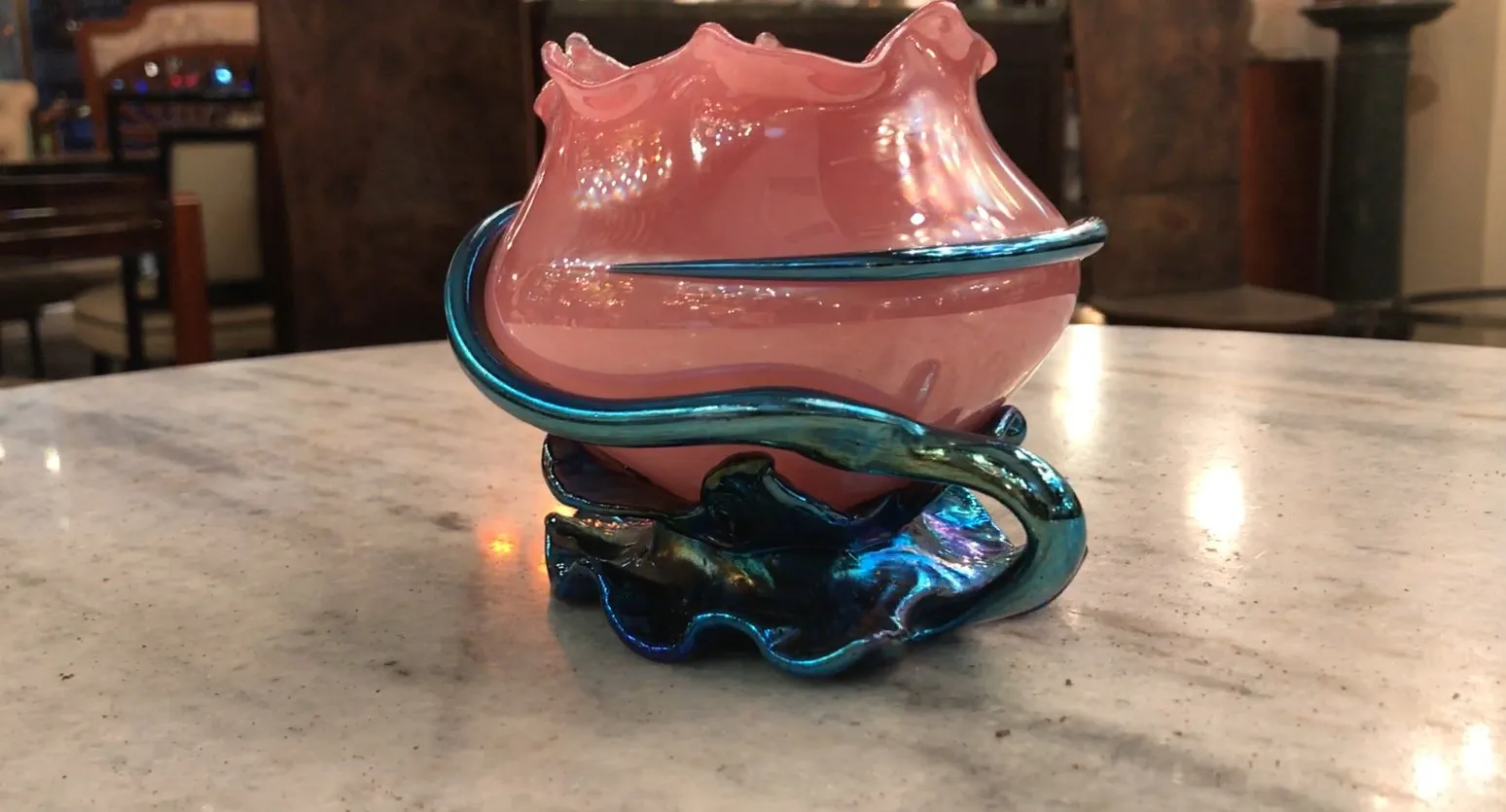 vaso in vetro firmato Loetz, rosa, forma stilizzata, su base decorativa