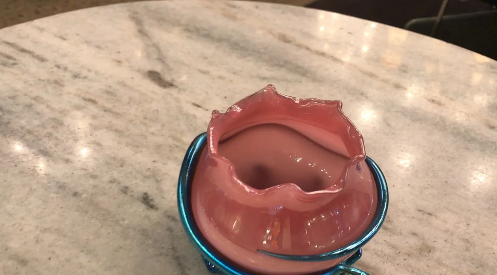 vaso in vetro firmato Loetz, rosa, forma stilizzata, su base decorativa