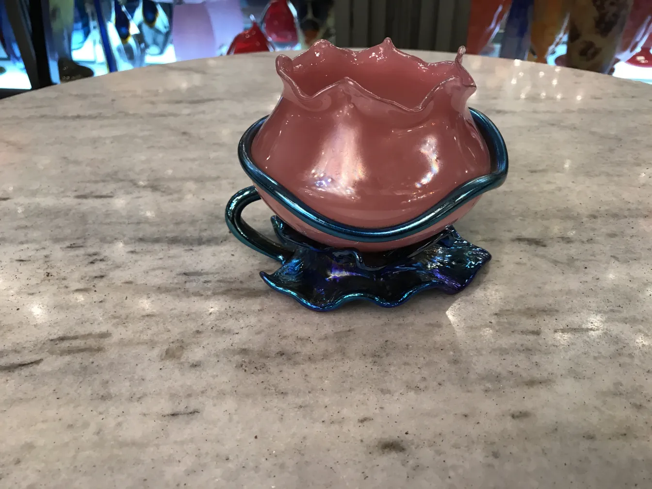 vaso in vetro firmato Loetz, rosa, forma stilizzata, su base decorativa