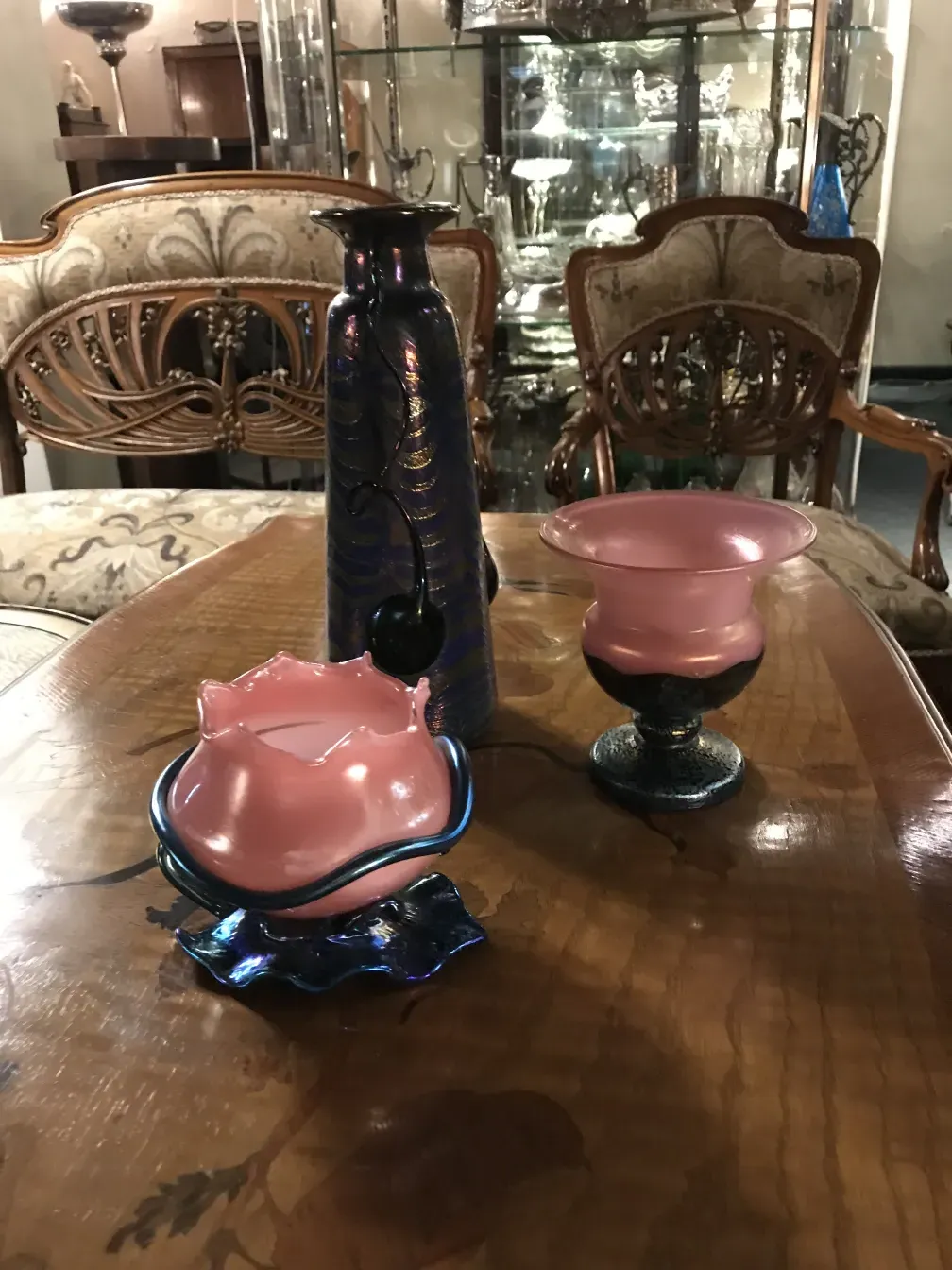 vaso in vetro firmato Loetz, rosa, forma stilizzata, su base decorativa