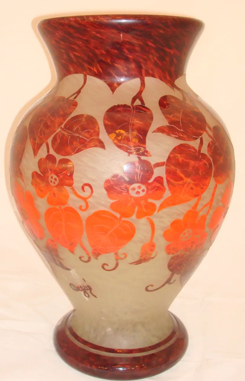 Vase ancien signé Degué avec motif de fleurs rouges