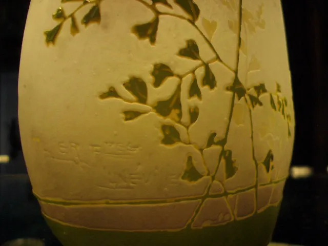 पुरातनता जार पत्तियों के हरे आकृति और लाल रंग की सज्जाओं के साथ, मुलर फ़्रेरेस लुनेविल