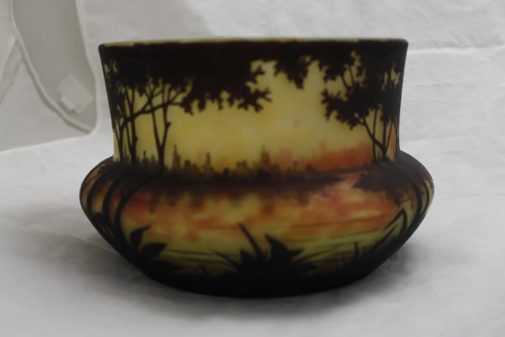 Antikes von Daum Nancy signiertes Glas mit dekorativer Naturlandschaft.