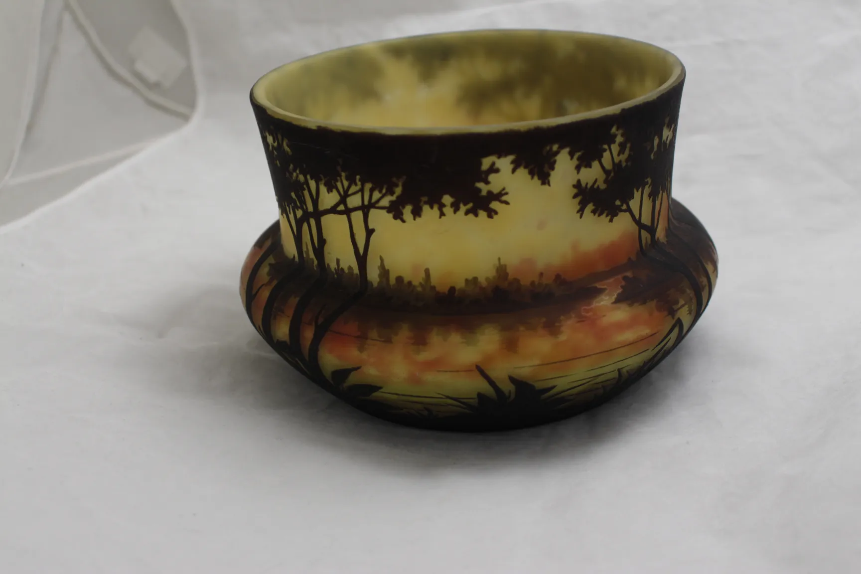 Antikes von Daum Nancy signiertes Glas mit dekorativer Naturlandschaft.