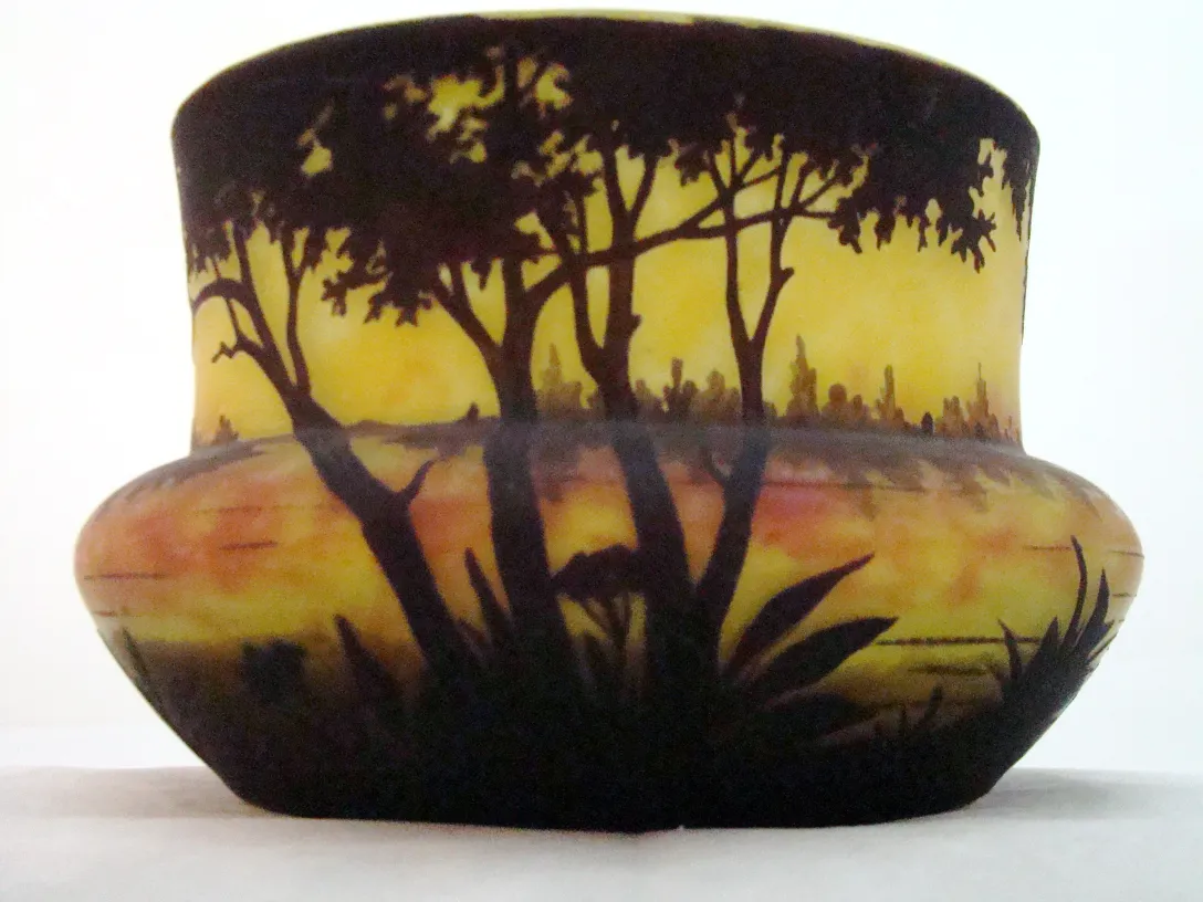 Antikes von Daum Nancy signiertes Glas mit dekorativer Naturlandschaft.