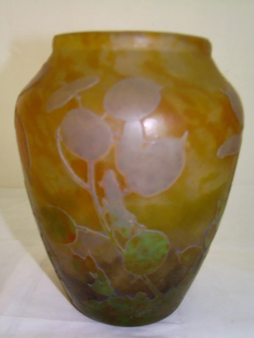 Antike Vase mit Unterschrift Daum Nancy und natürlichem Design.