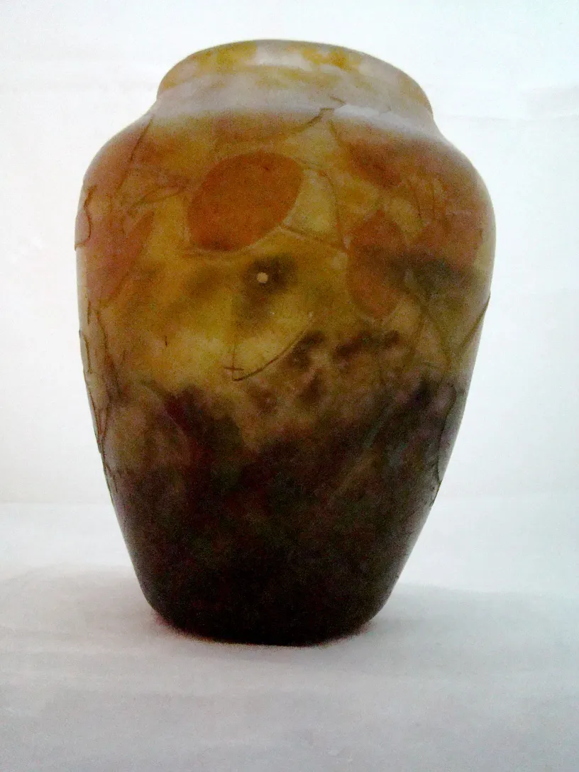 Antike Vase mit Unterschrift Daum Nancy und natürlichem Design.