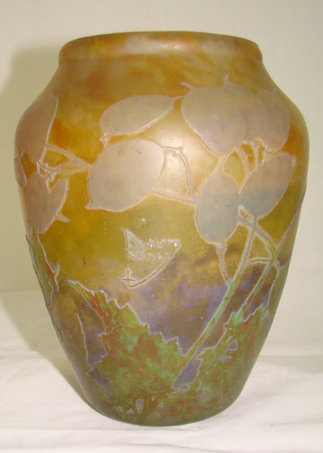 Antike Vase mit Unterschrift Daum Nancy und natürlichem Design.