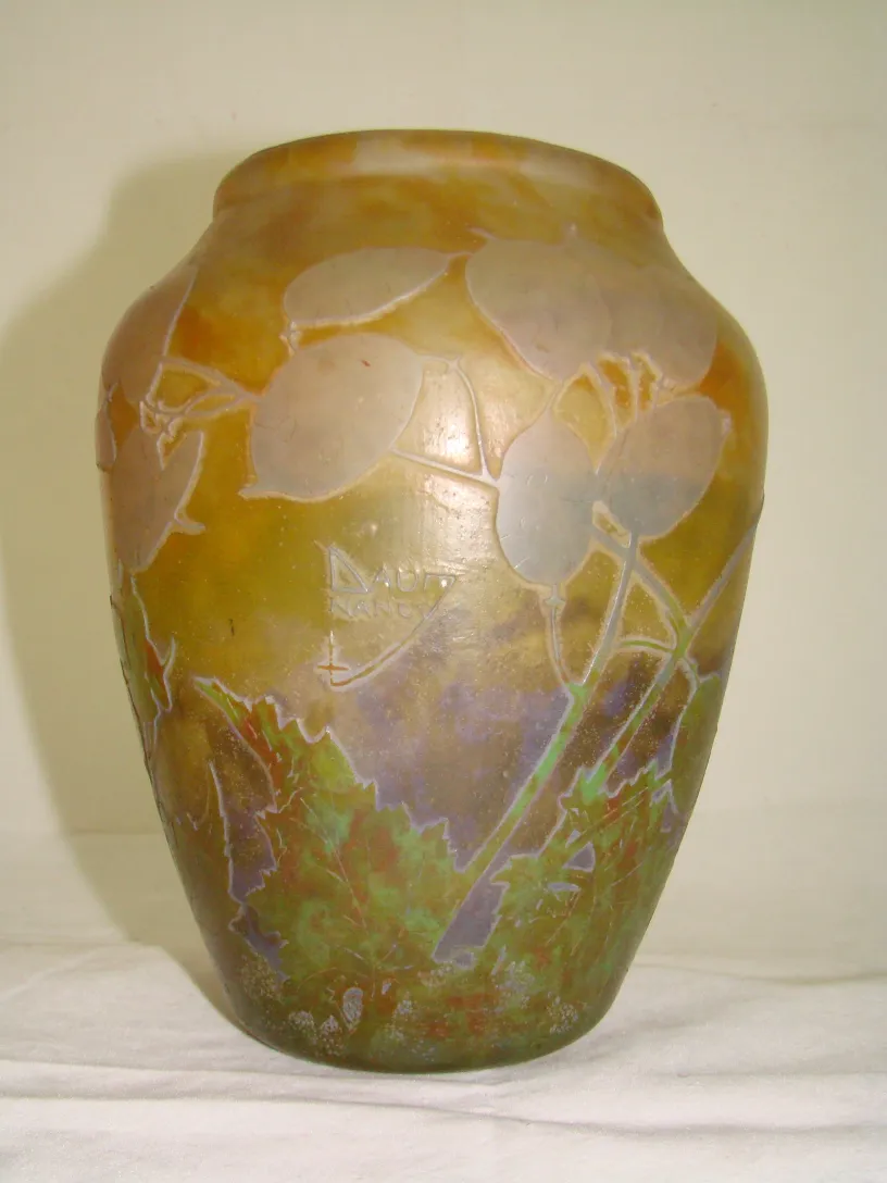 Antike Vase mit Unterschrift Daum Nancy und natürlichem Design.