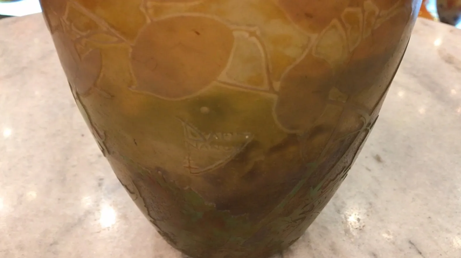 Antike Vase mit Unterschrift Daum Nancy und natürlichem Design.