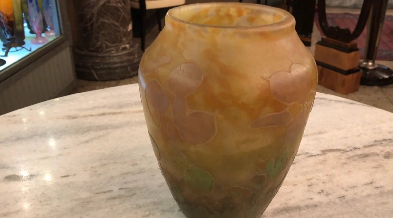 Antike Vase mit Unterschrift Daum Nancy und natürlichem Design.