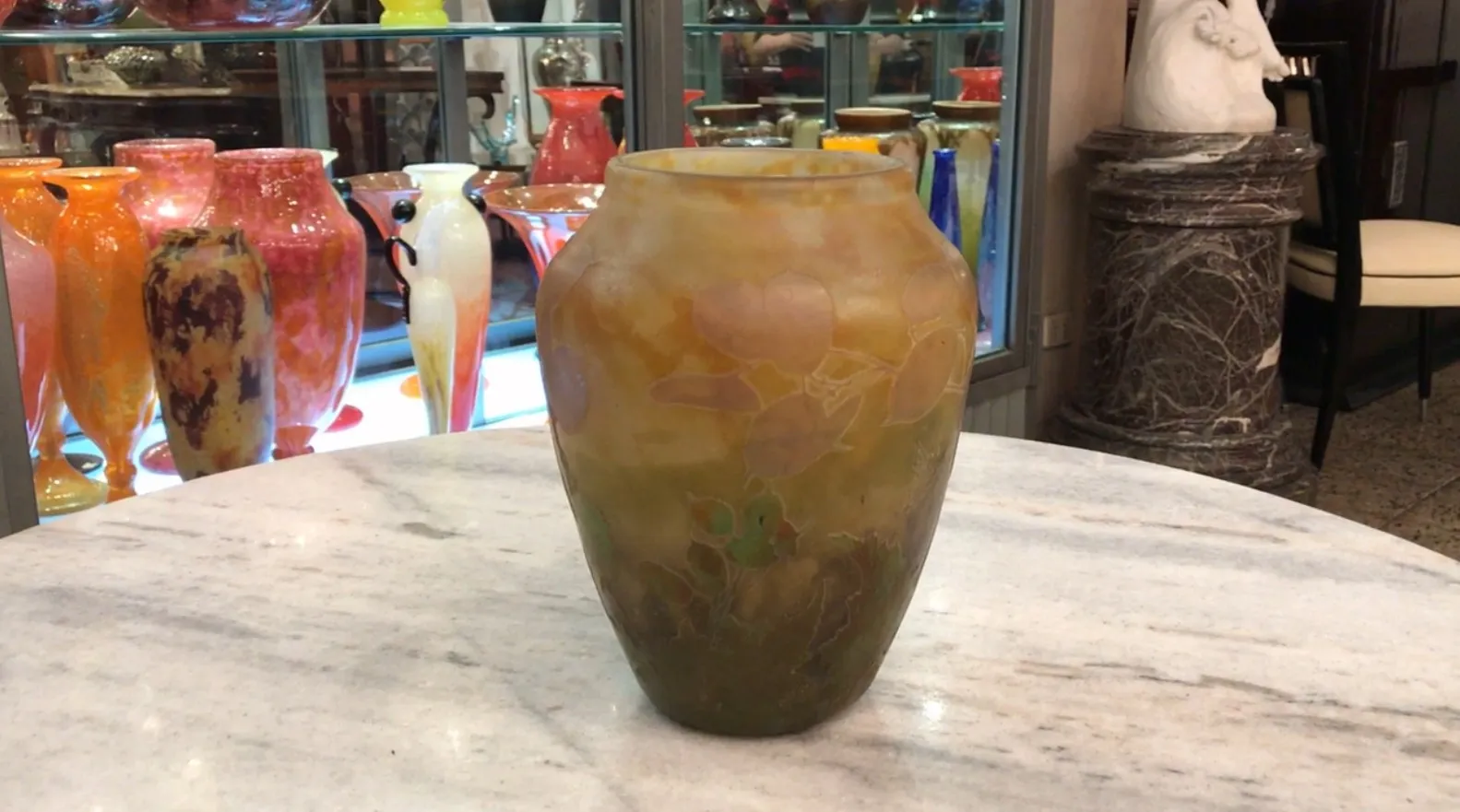 Antike Vase mit Unterschrift Daum Nancy und natürlichem Design.