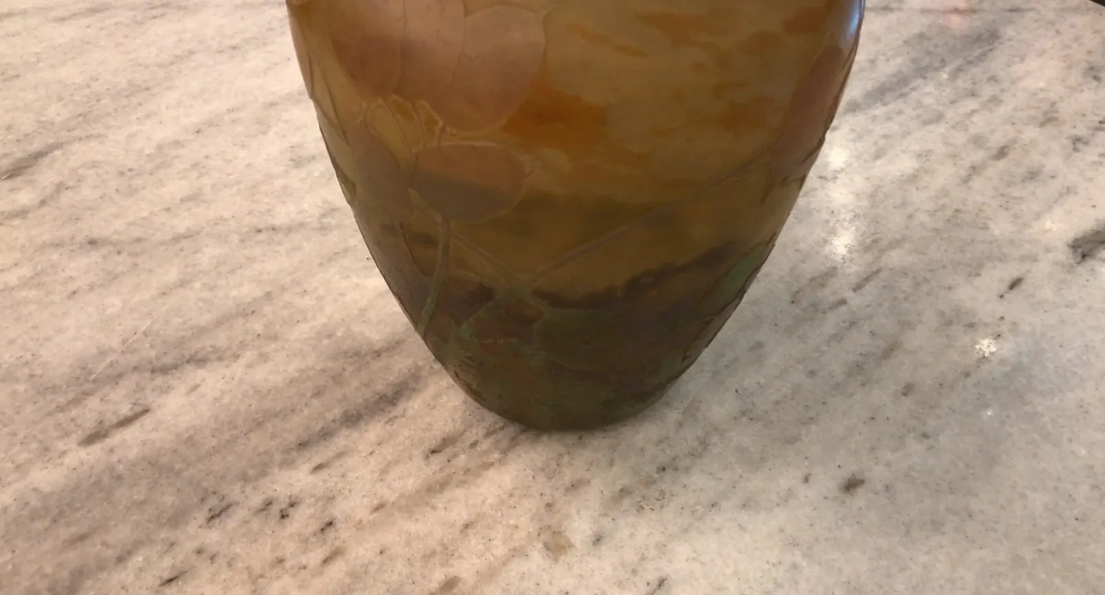 Antike Vase mit Unterschrift Daum Nancy und natürlichem Design.