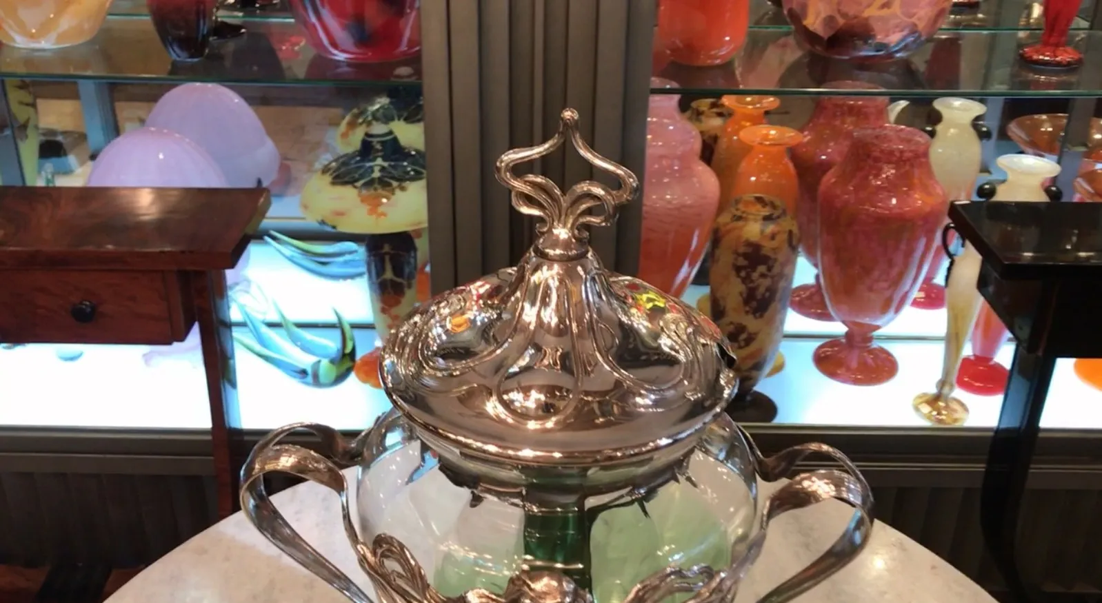 古董潘趣酒碗WMF，带有绿色装饰和盖子，适合展示。
