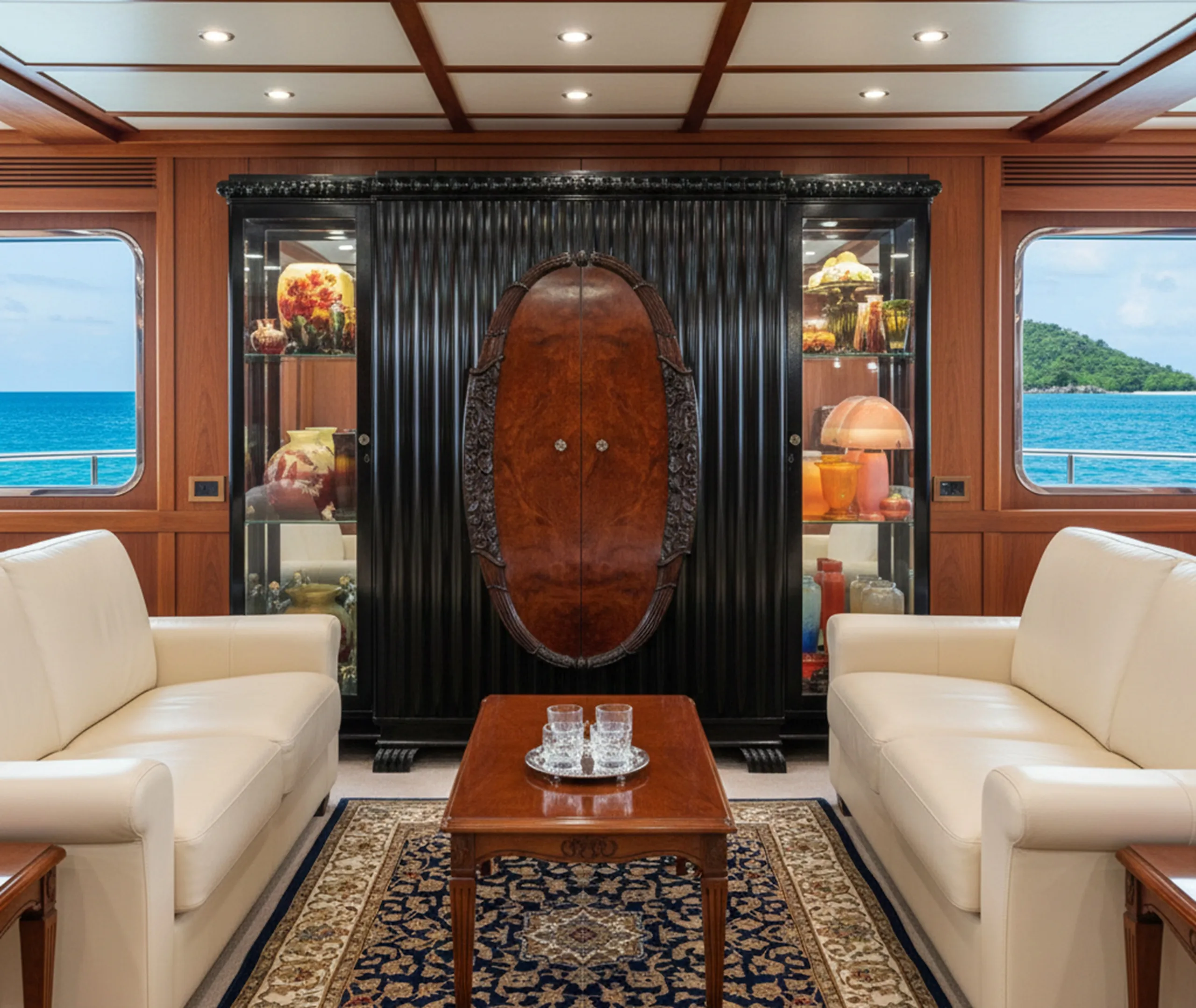 Vitrina antigua con decoración interior y estantes visibles, ambientes elegantes, vistas al mar