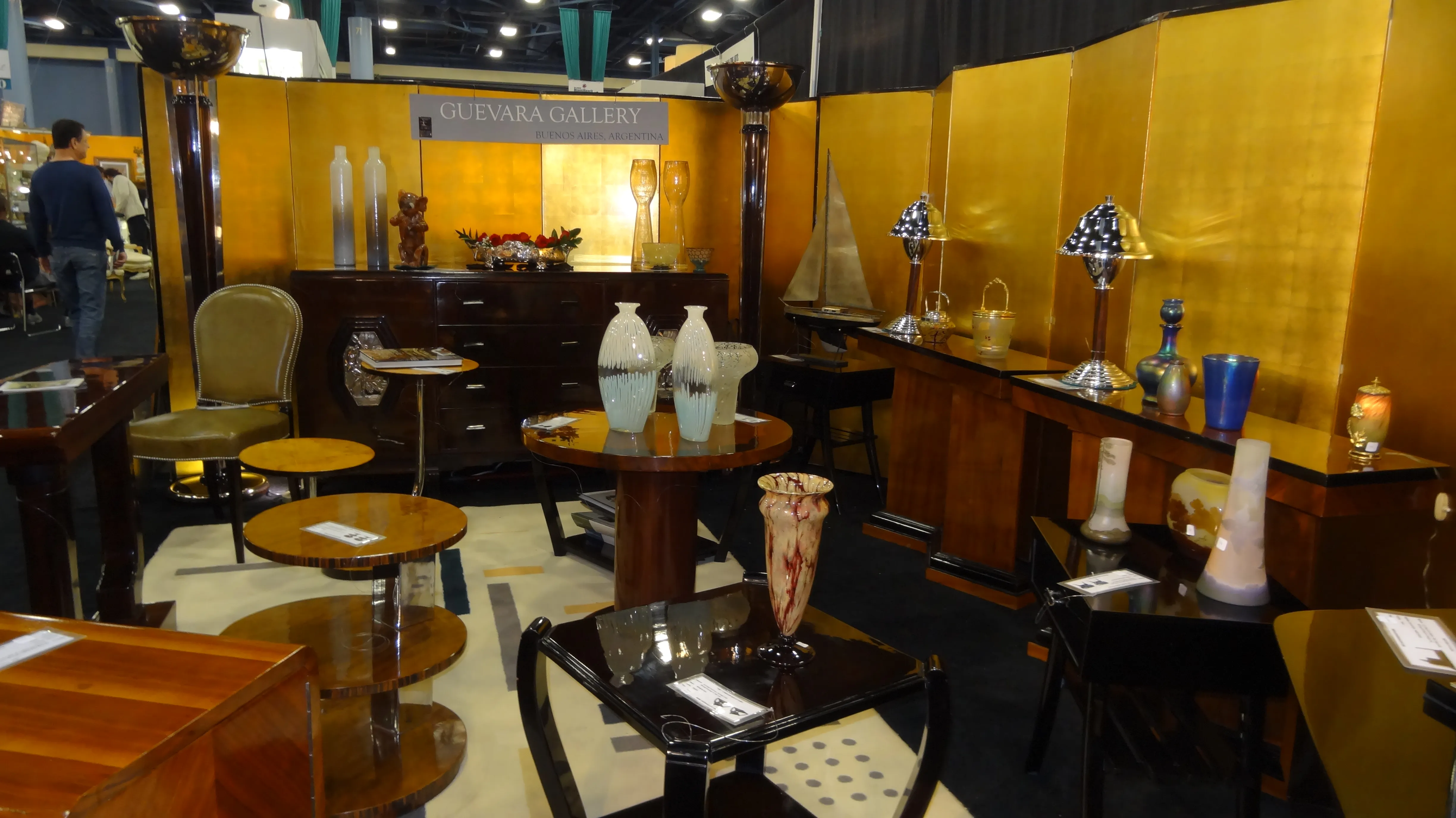 Exhibición de dos floreros de Murano en un stand antiguo