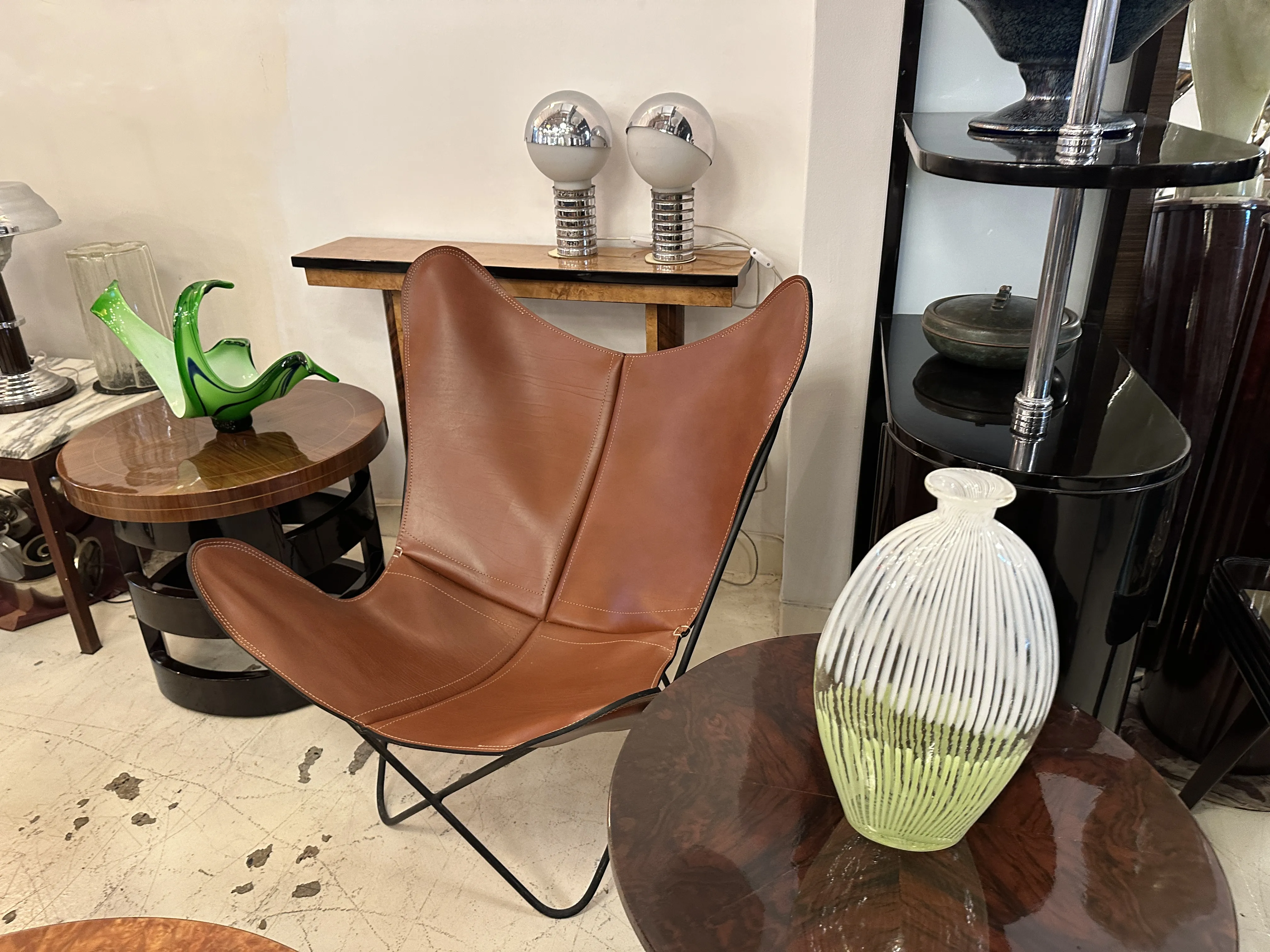 Vase Murano dans un cadre ancien, avec des tables et des chaises