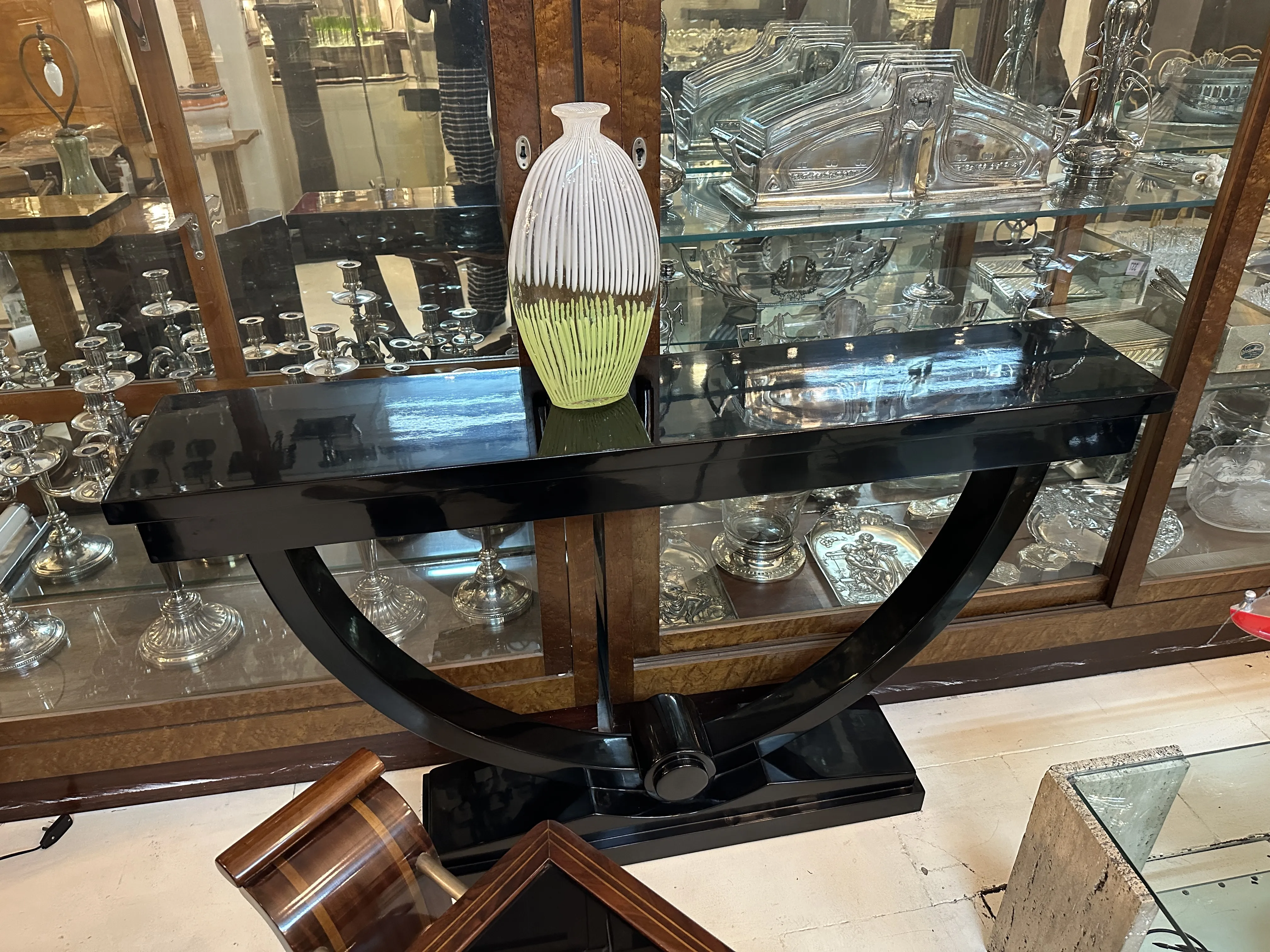 vase antique de Murano sur une table noire avec fond argenté