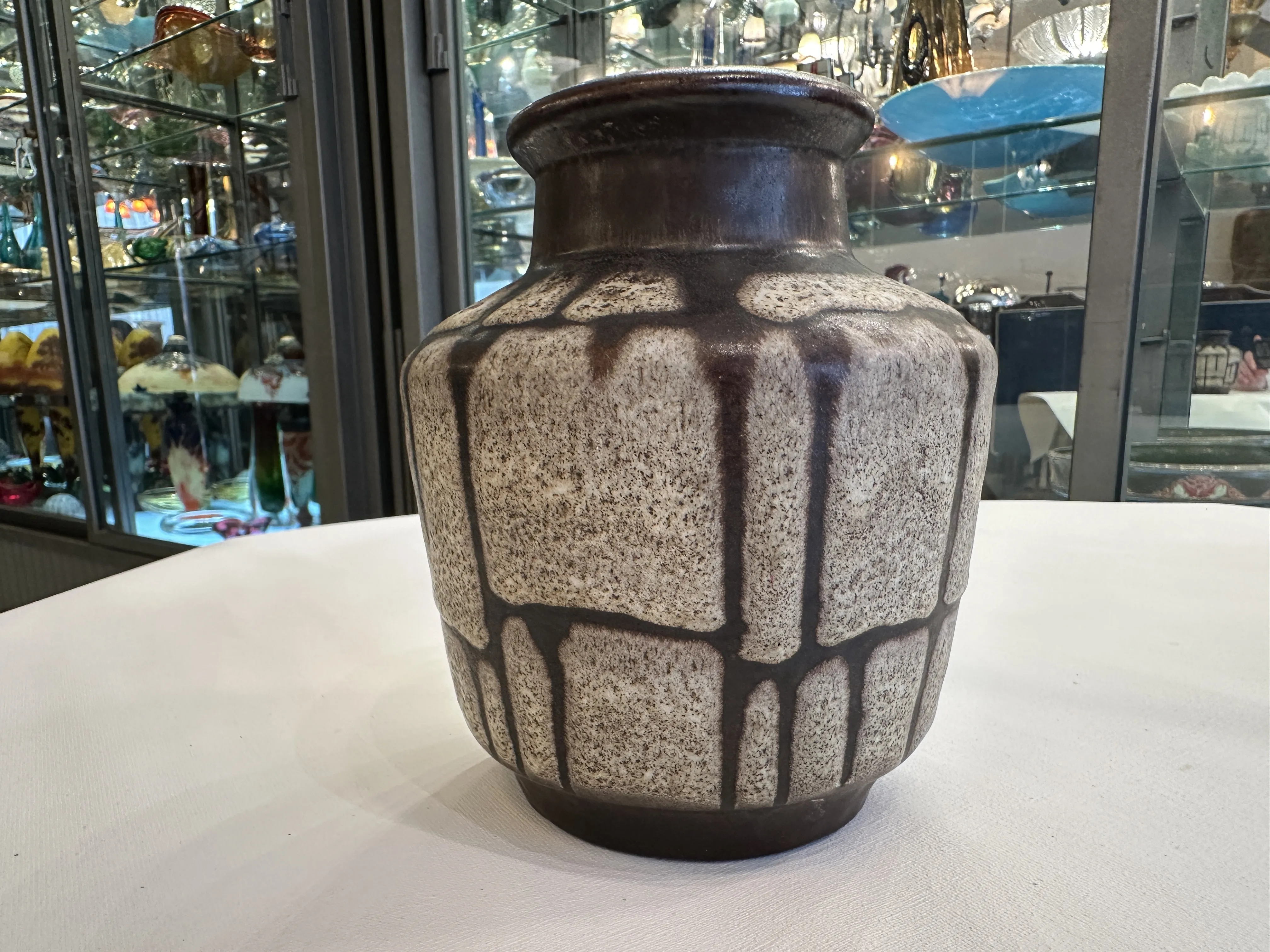 Vaso antico in ceramica con motivo decorativo nei toni del marrone