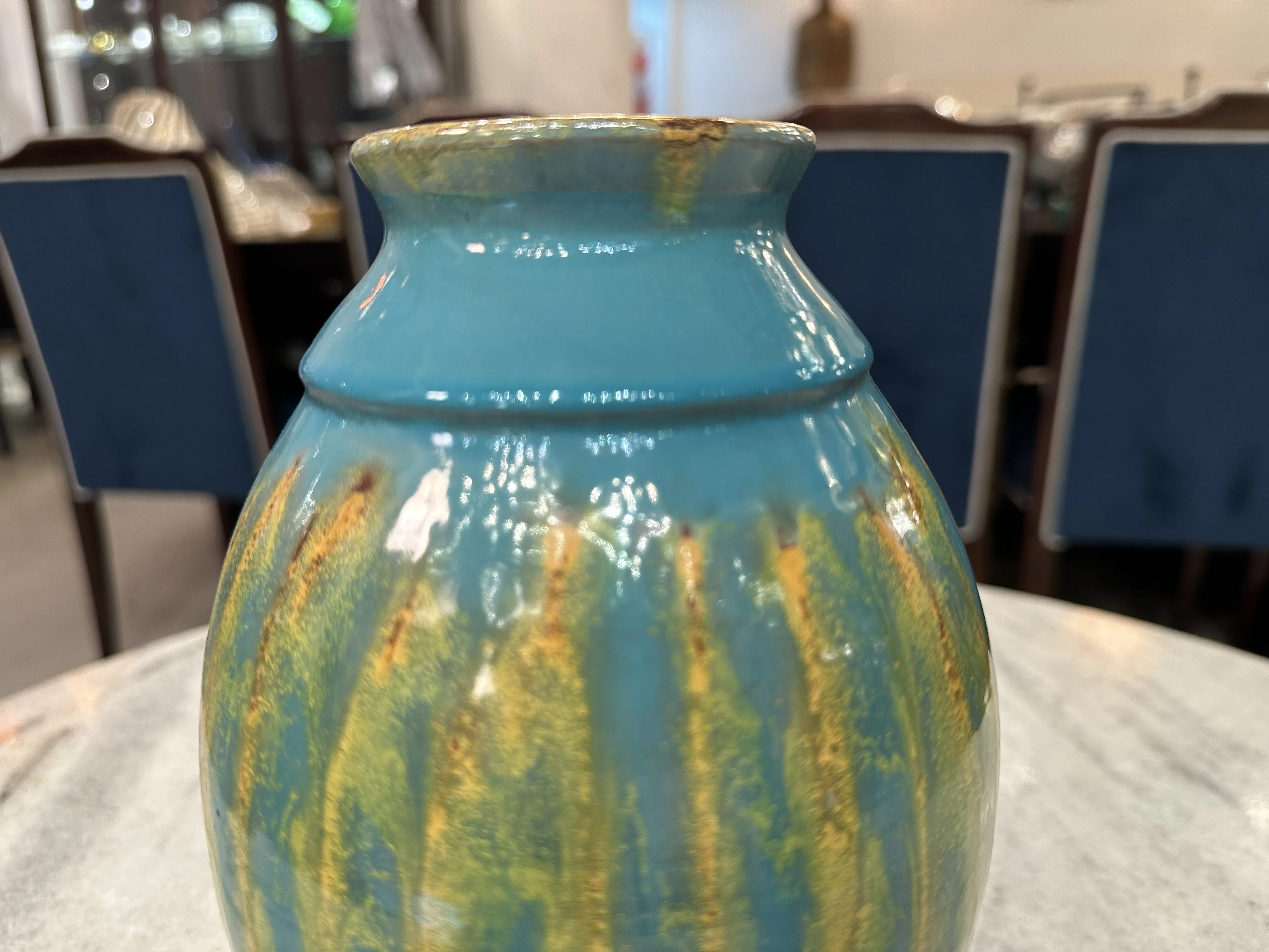 Ceramica antica in tonalità di blu e verde con lucentezza