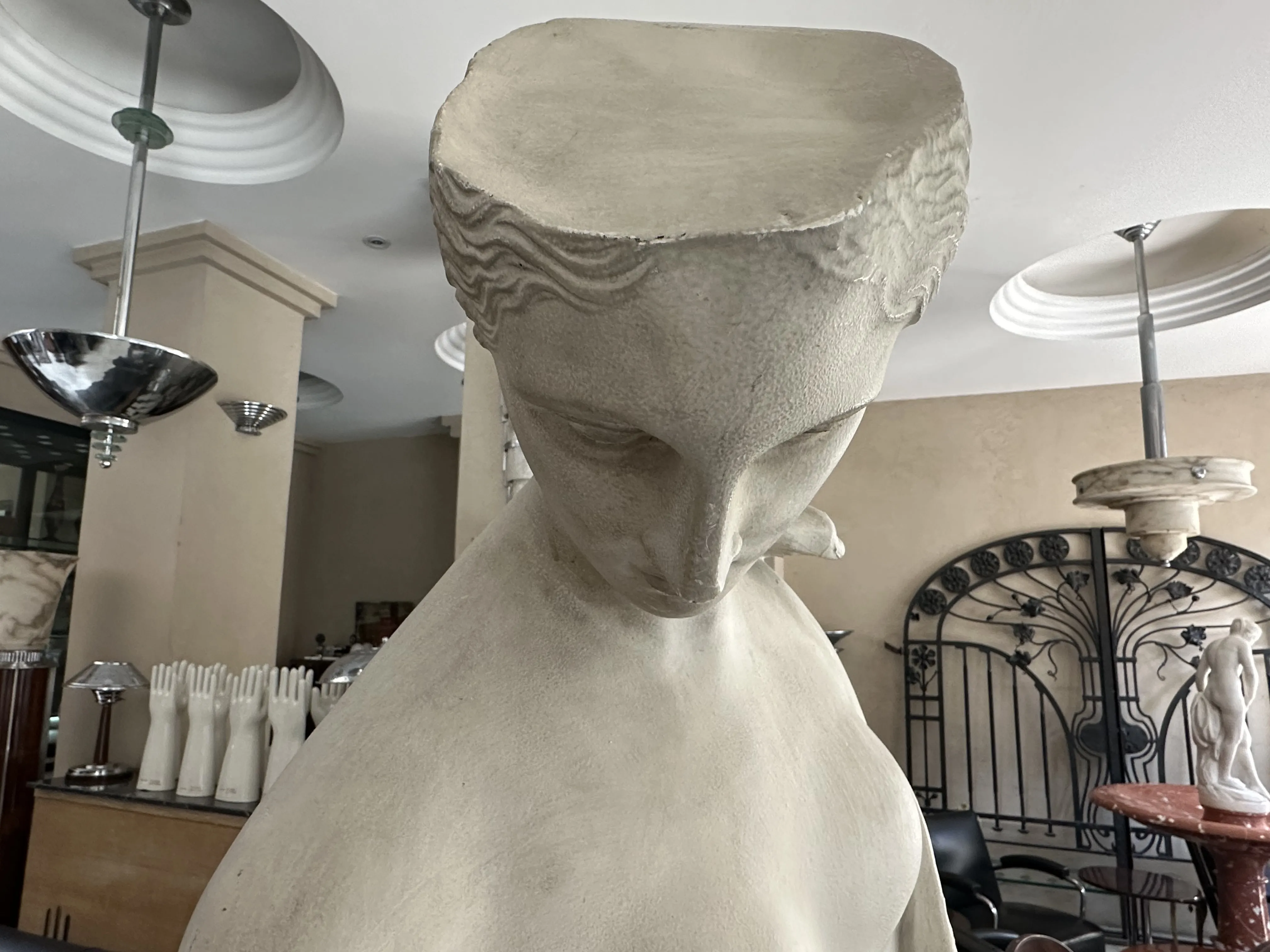 escultura antigua con detalles suaves y serenos en un entorno elegante