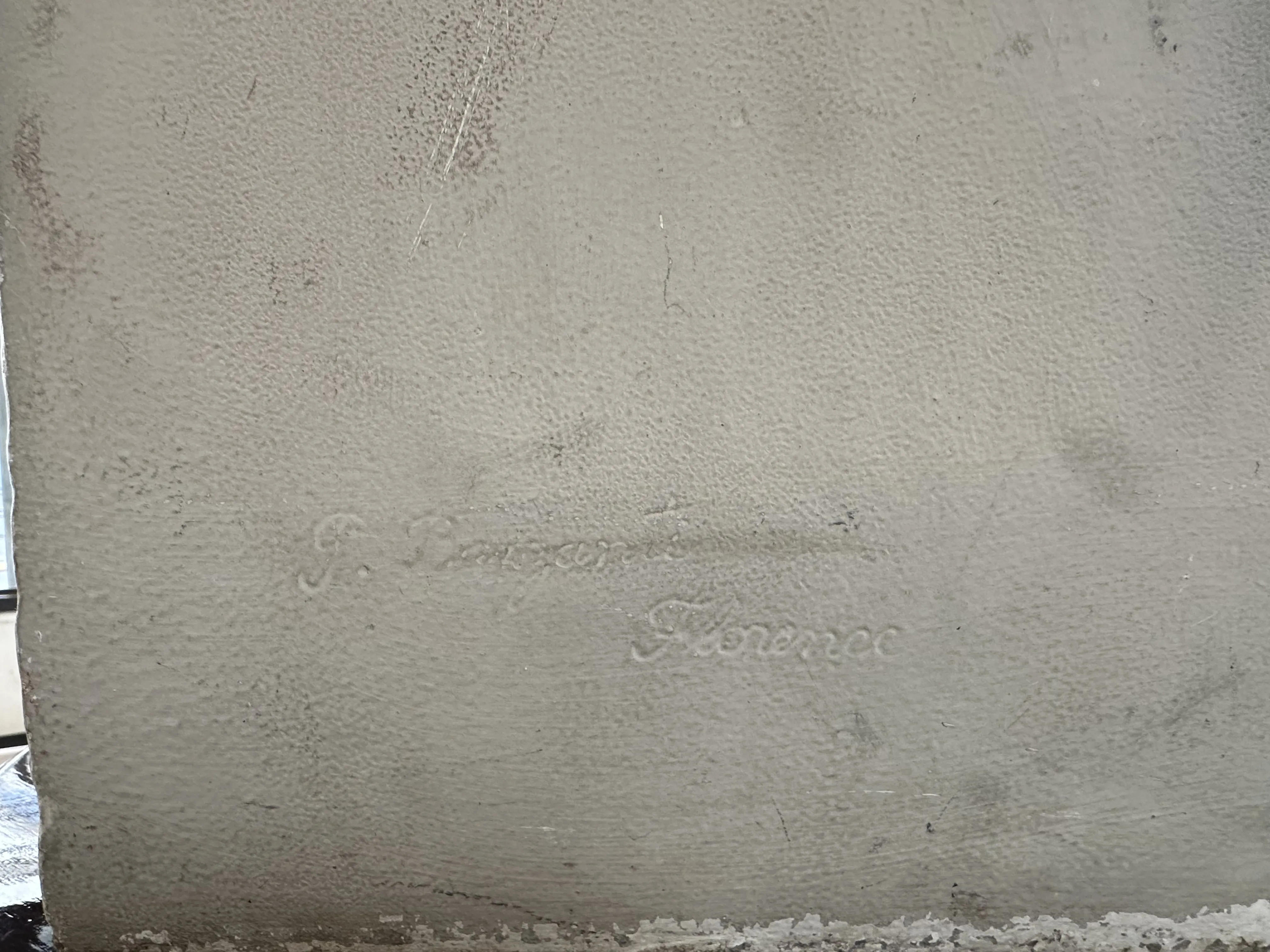 escultura antigua con firma de Pietro Barzanti en un entorno histórico