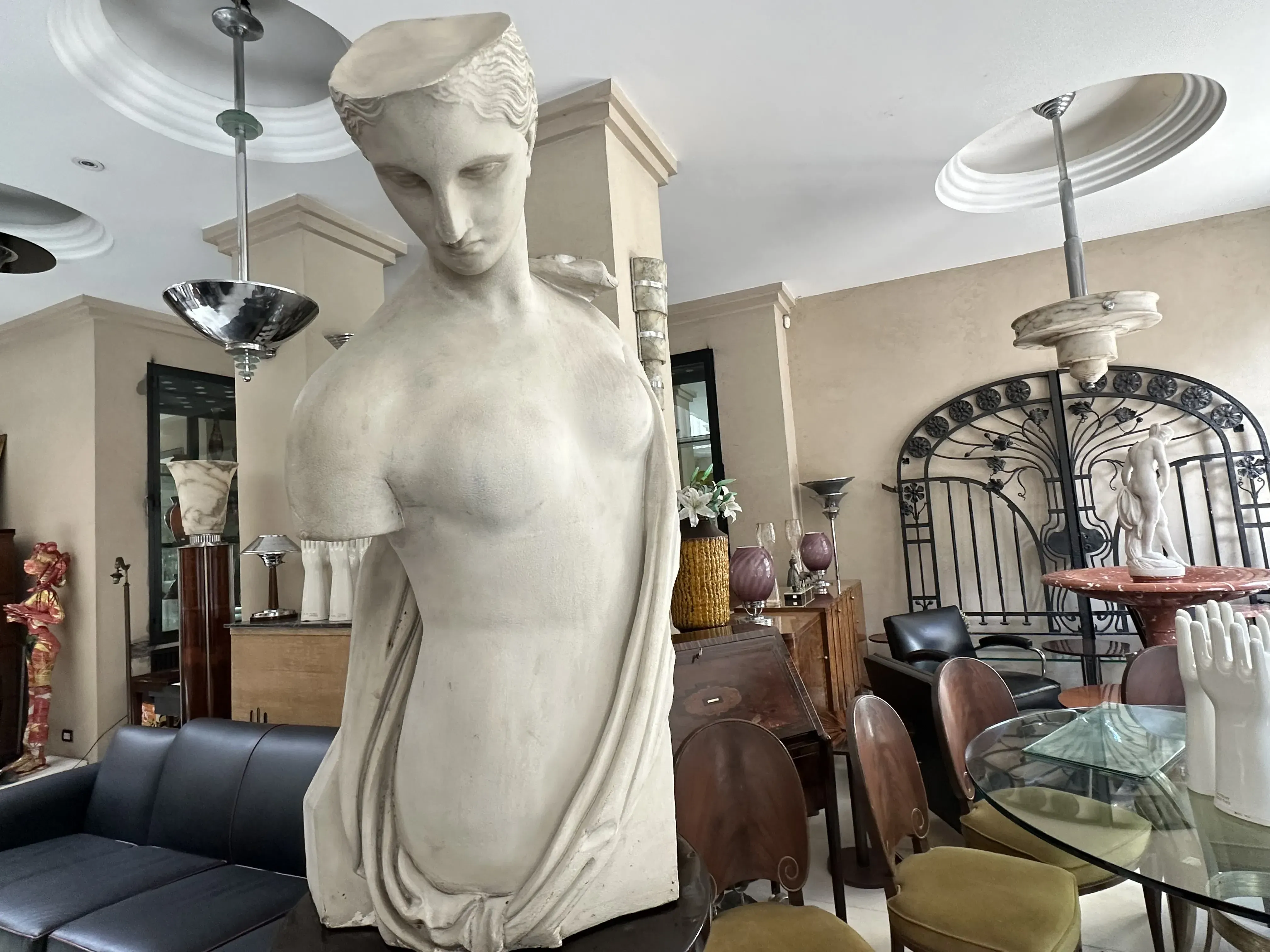 escultura antigua de Pietro Barzanti en una sala moderna con otros elementos decorativos y muebles elegantes