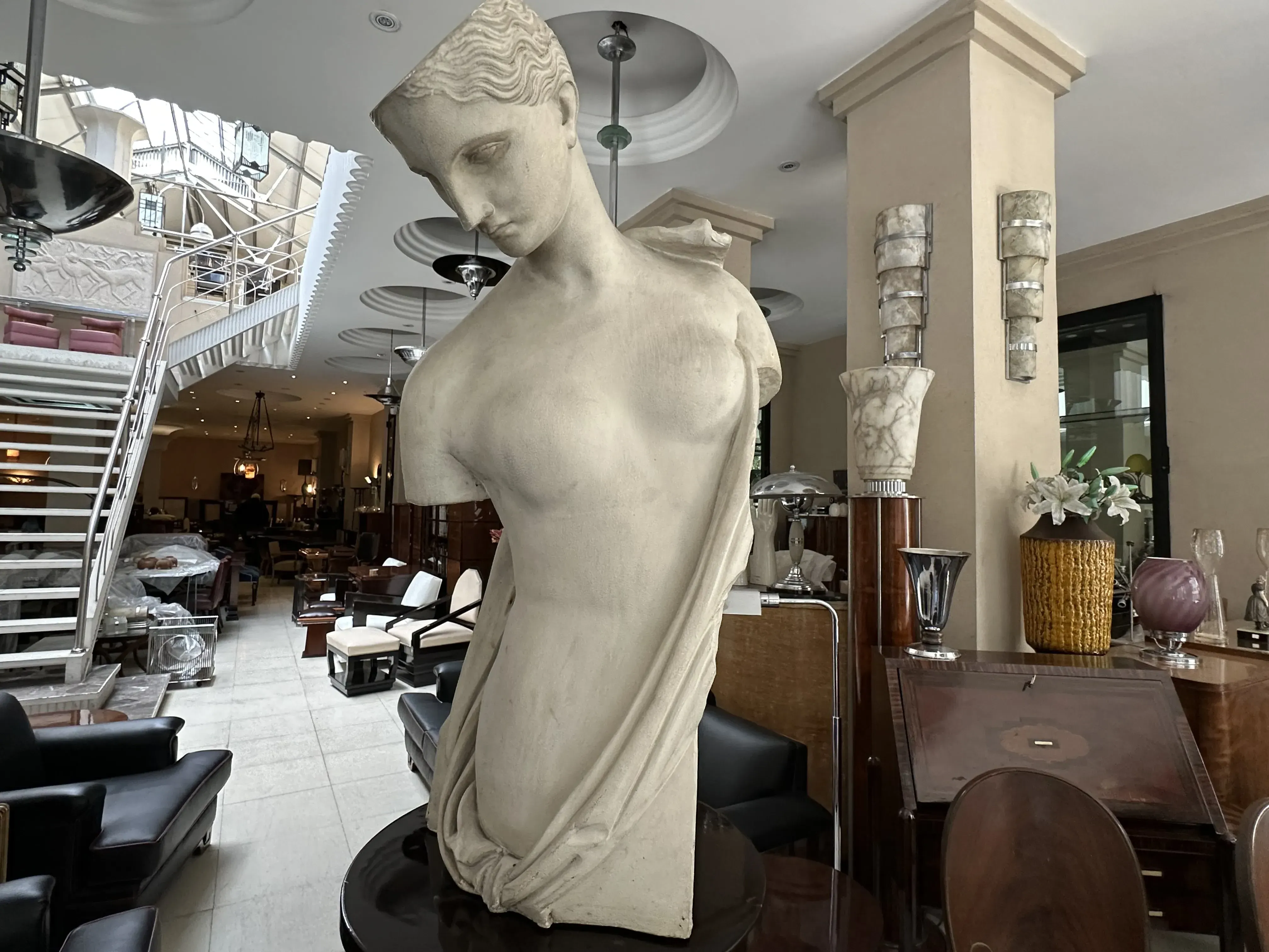 escultura antigua de mujer con delicados detalles en un ambiente elegante y acogedor
