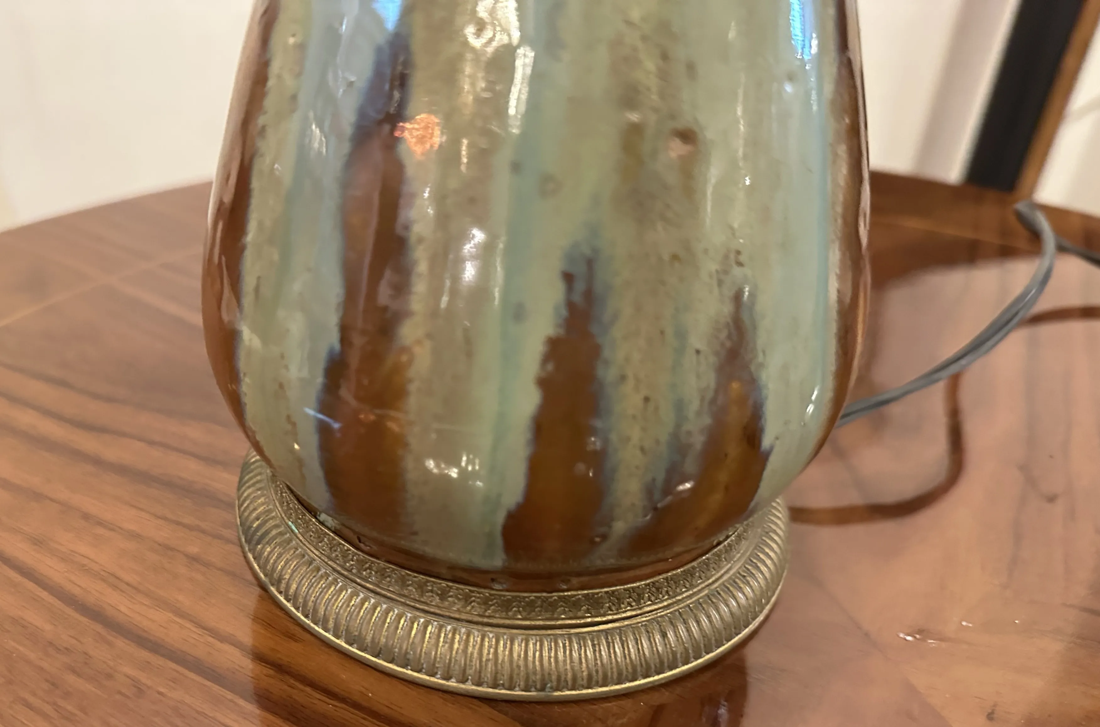 antigua lámpara de mesa con detalles de color en un ambiente clásico