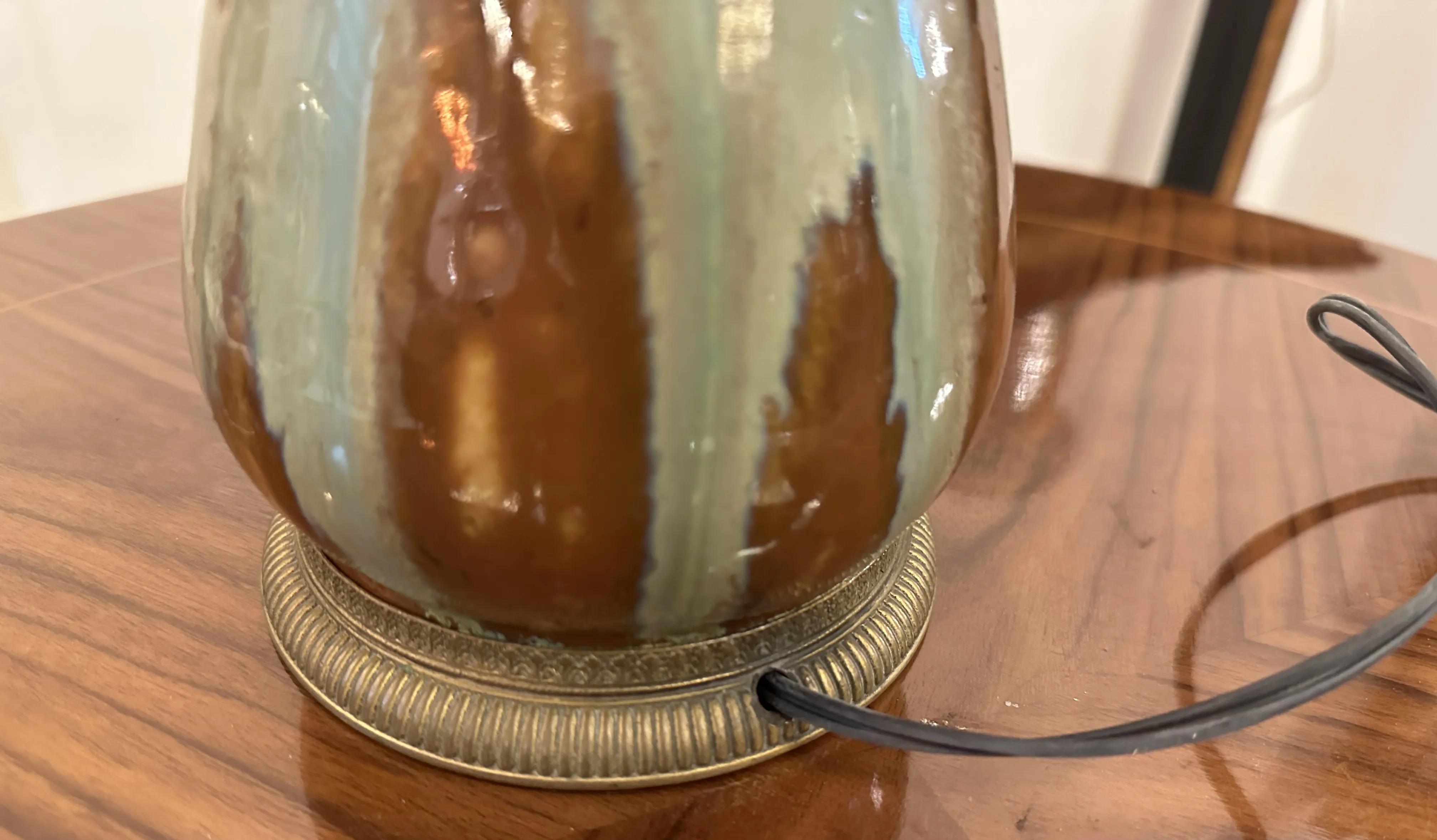 lampara de mesa antigua de Elchinger Fils Soufflenheim Alsace en un entorno cálido