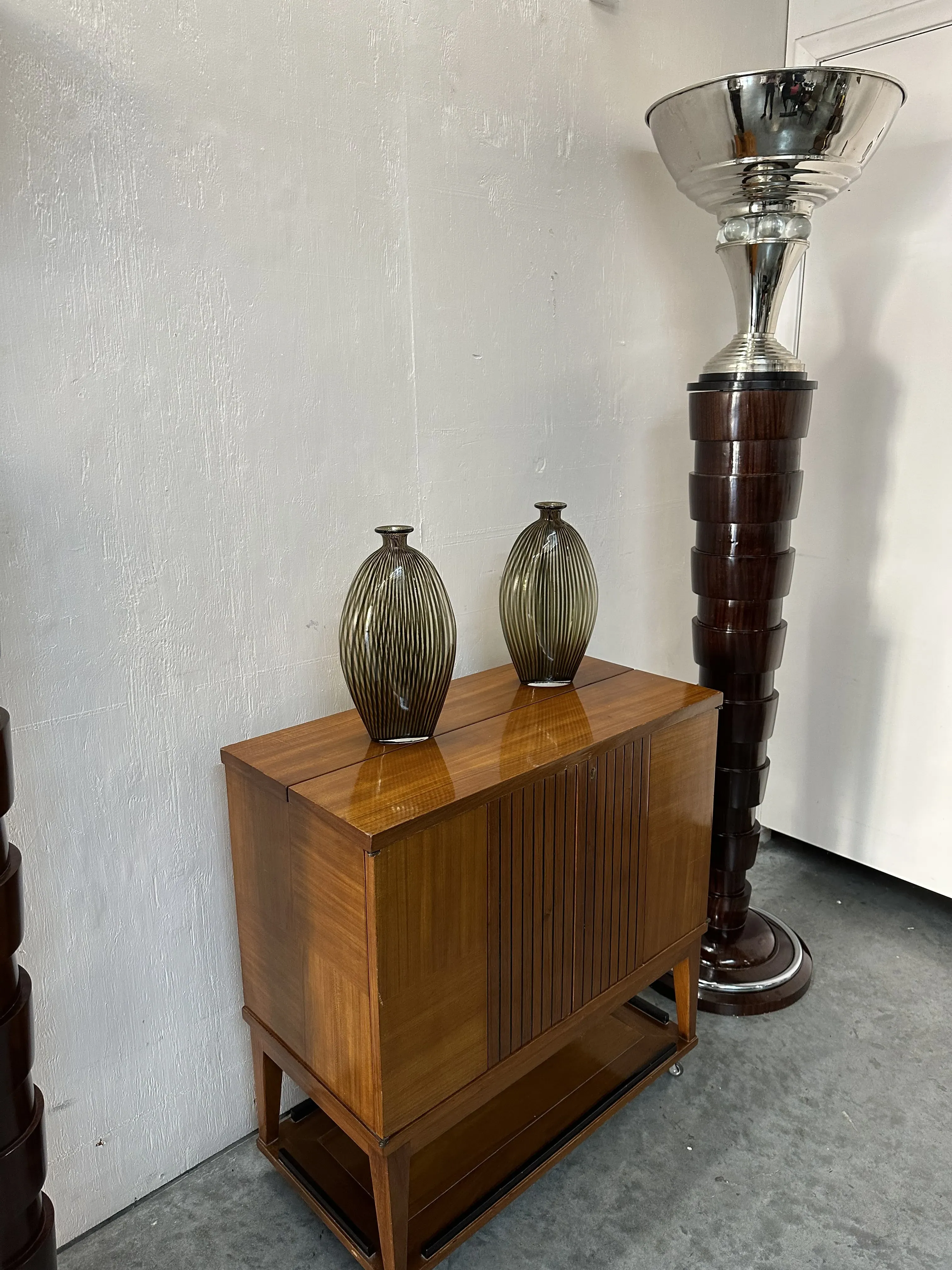 装飾的な緑と金の詳細を持つ古いムラーノ花瓶、ニュートラルな背景