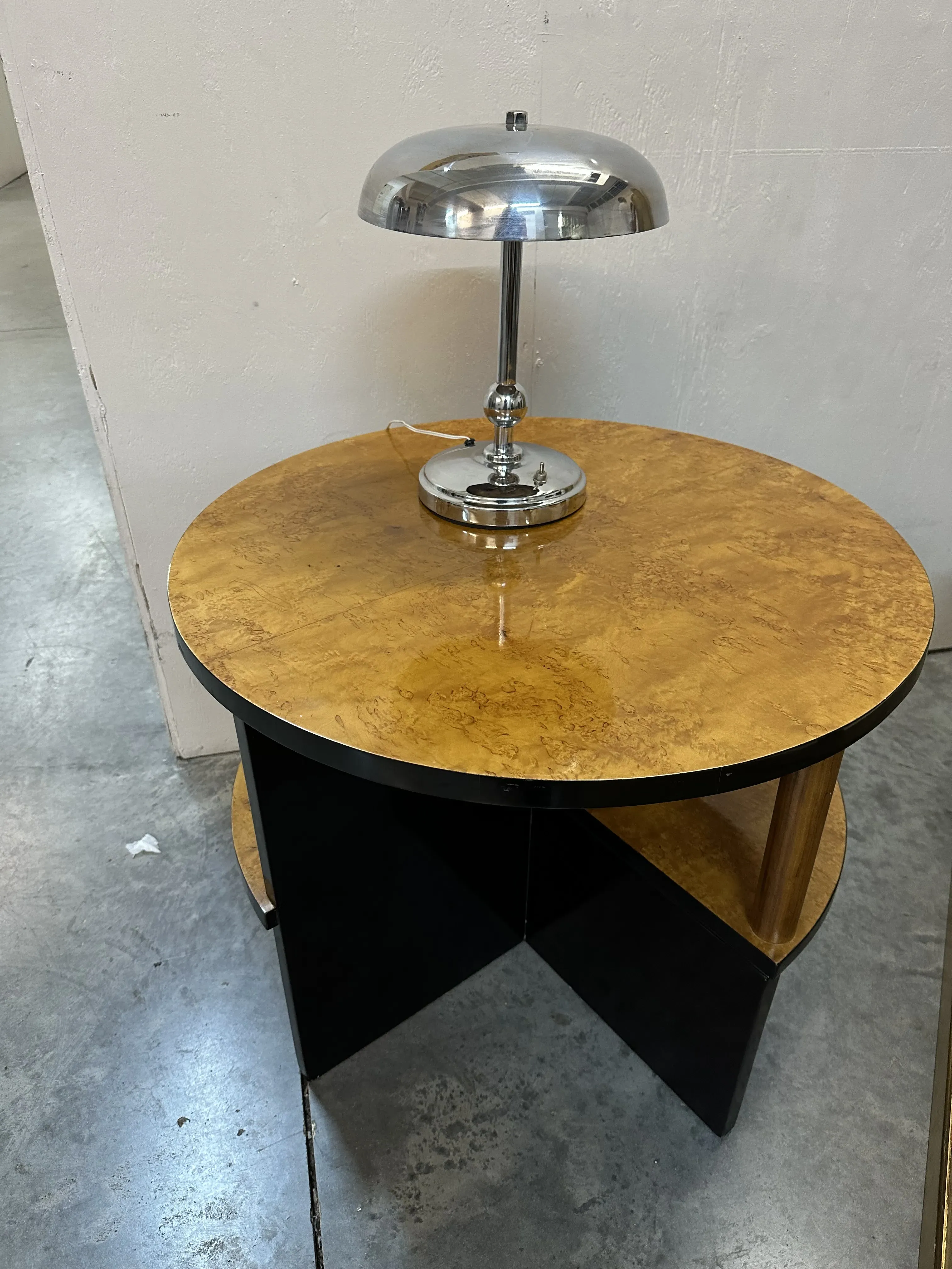 lampara de mesa antigua con base circular y pantalla plateada, ambiente moderno
