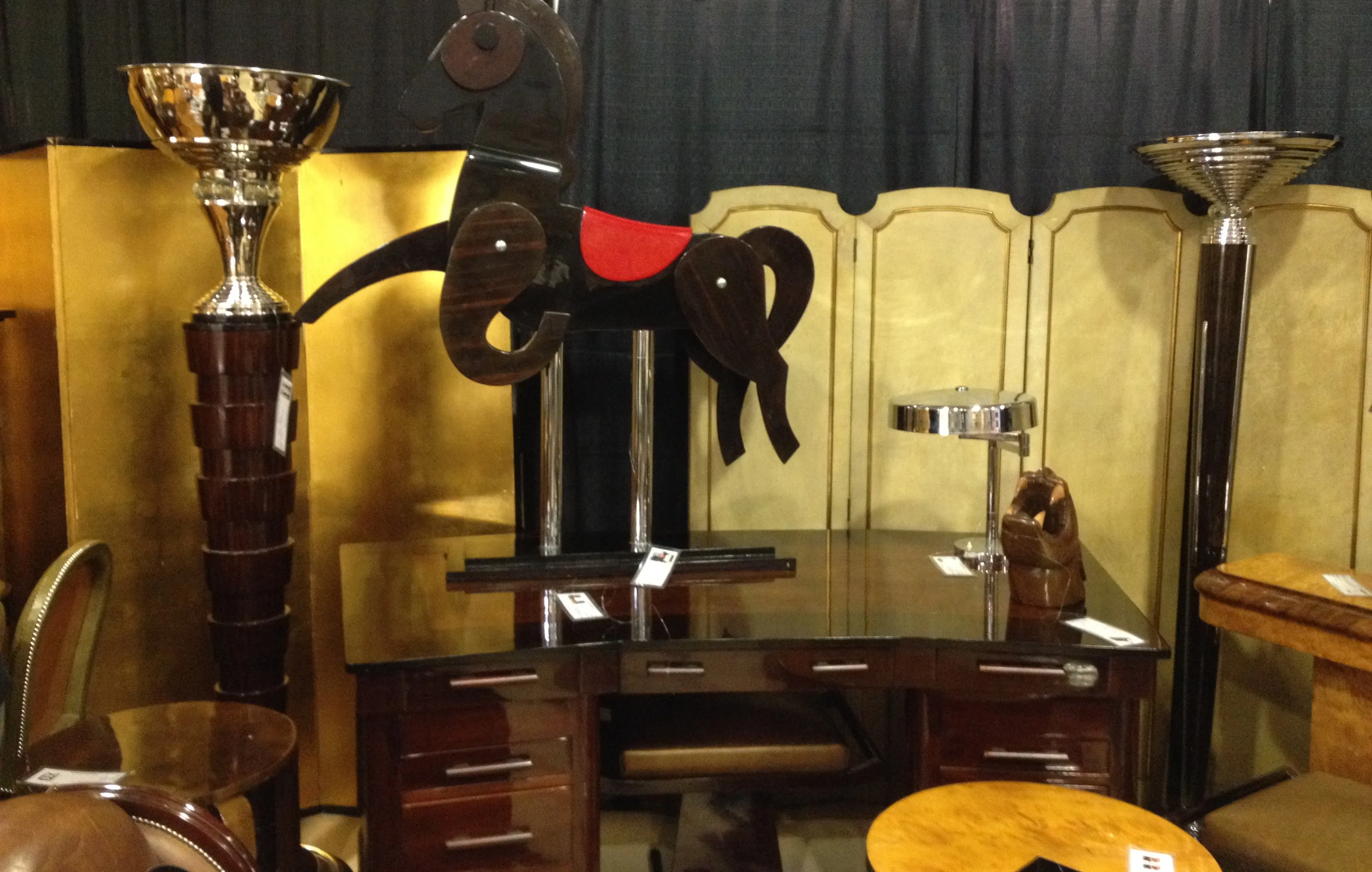 escritorio antiguo con forma creativa y detalles elegantes