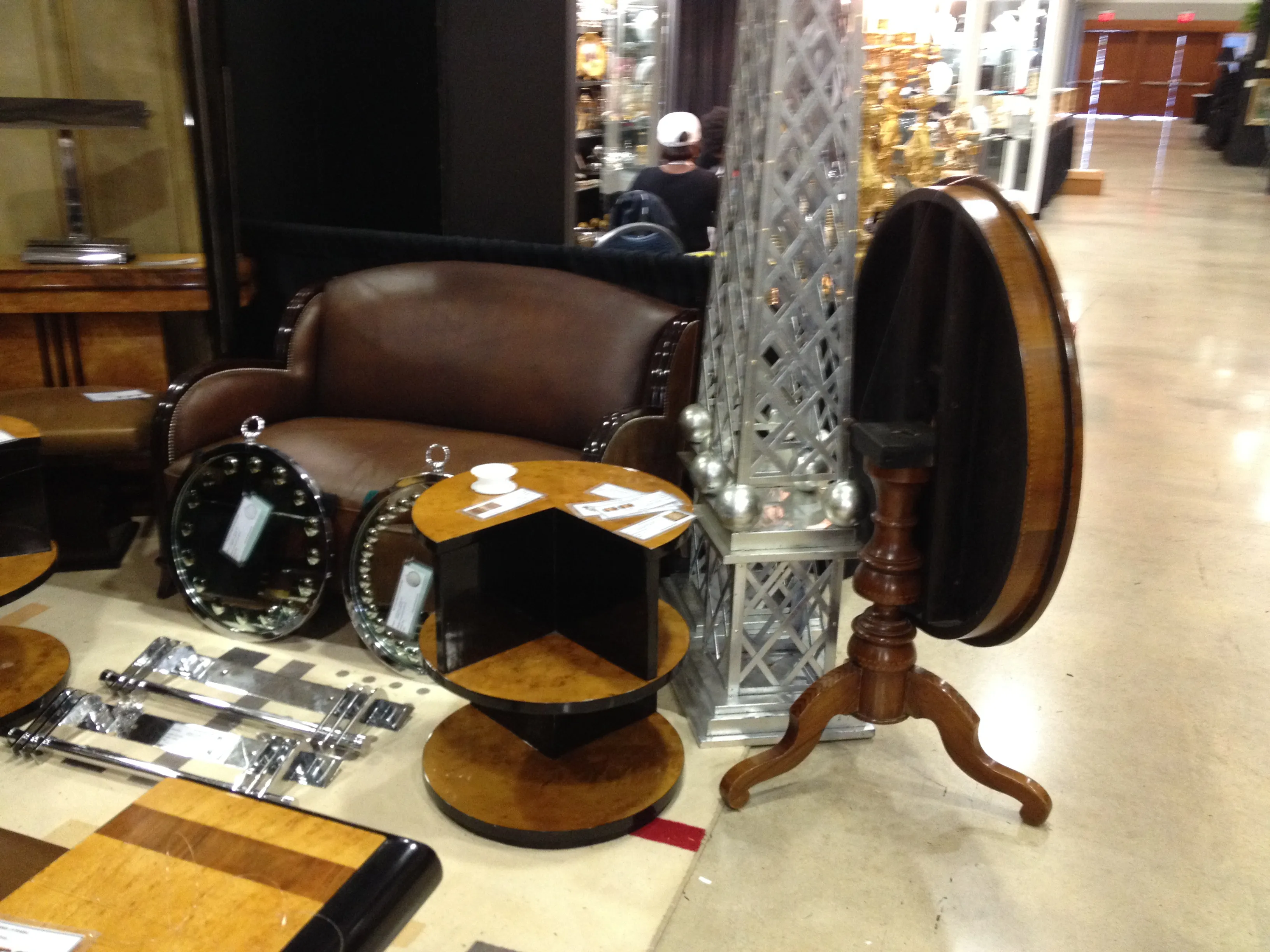 mesa antigua redonda con base elegante y detalles