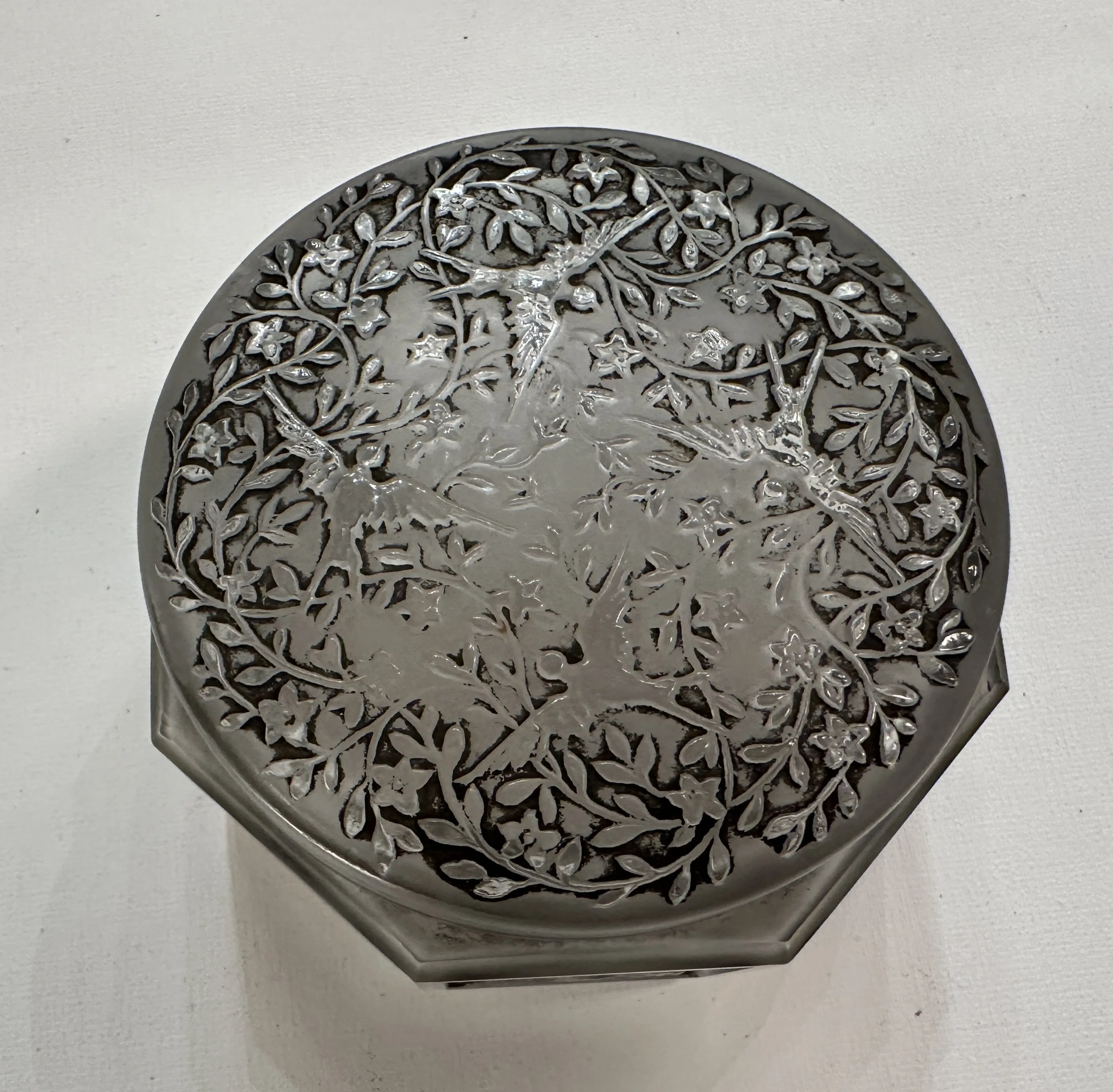 Boîte ancienne avec de magnifiques motifs floraux sur le couvercle.