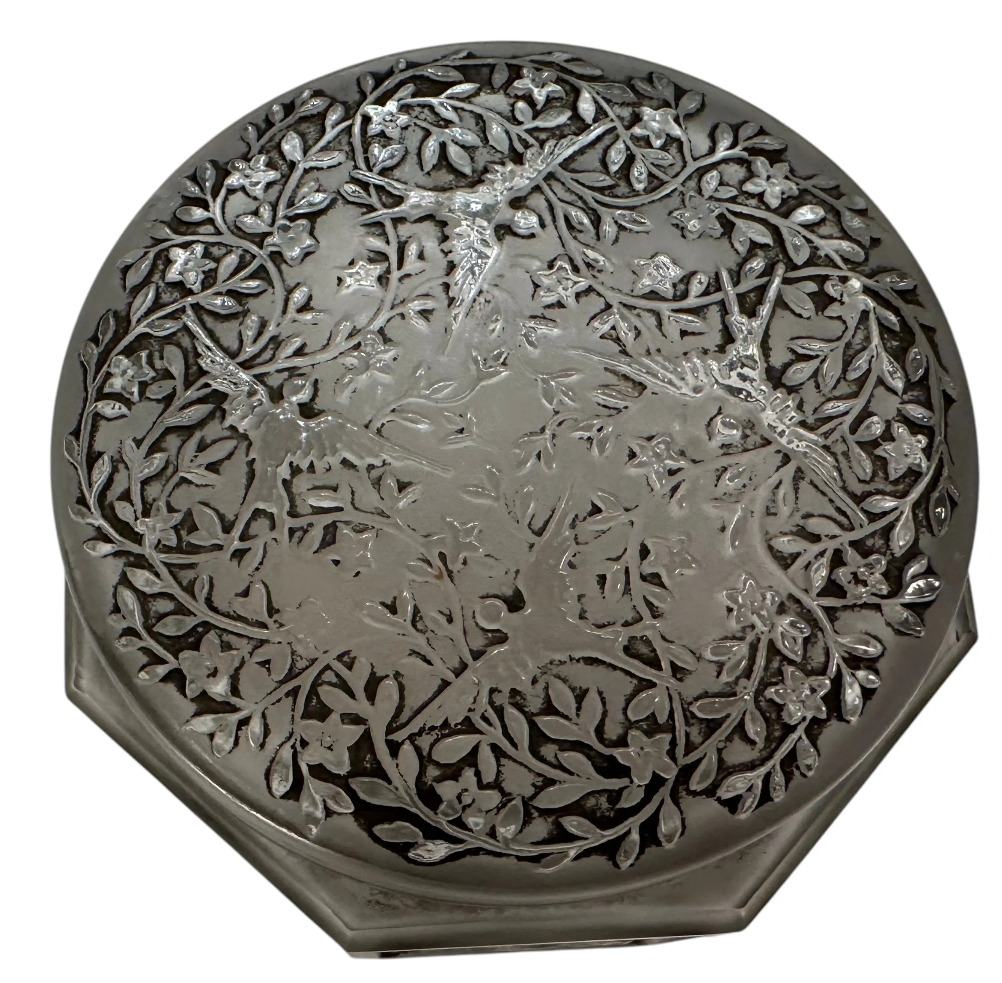 boîte antique avec un design complexe d'oiseaux et de fleurs