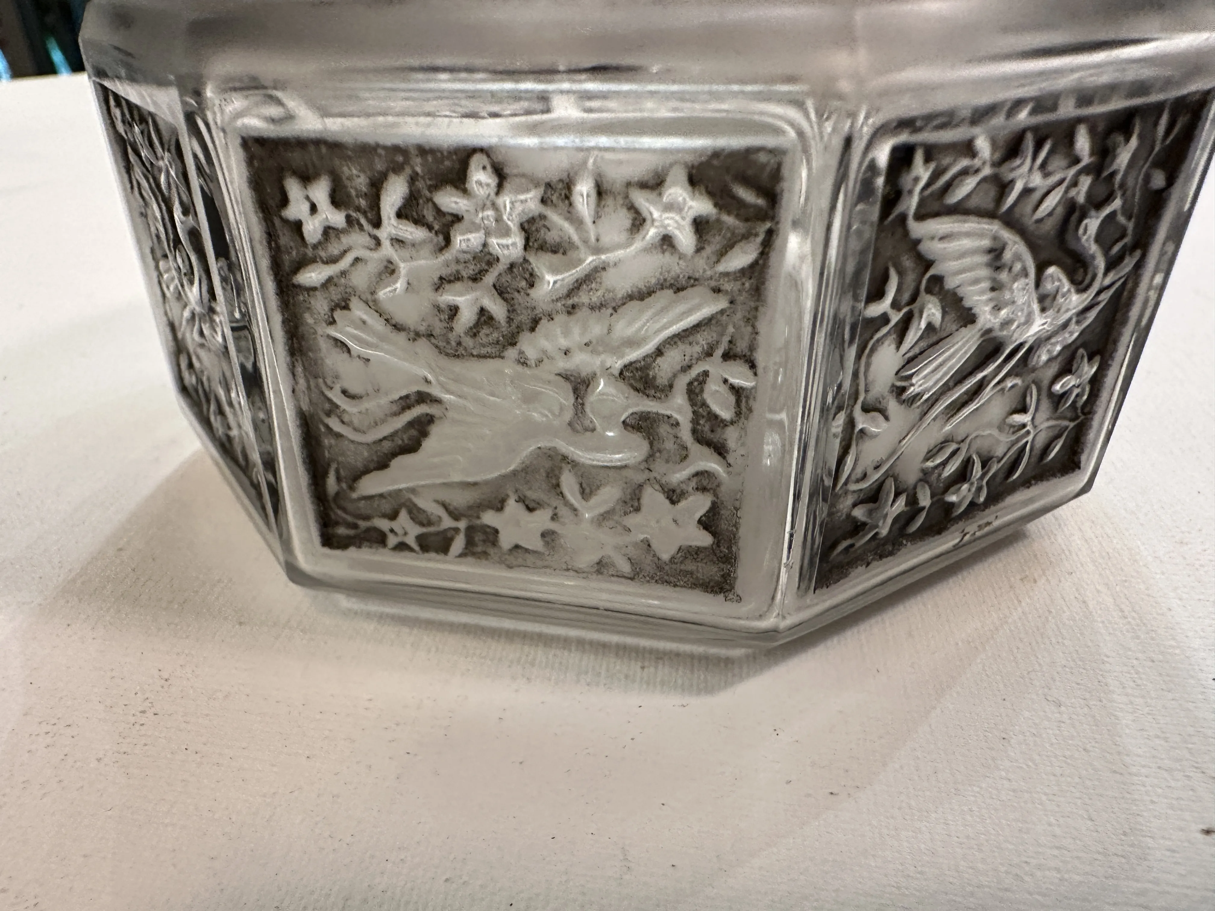 Boîte antique avec motifs d'oiseaux, ornée de détails floraux.