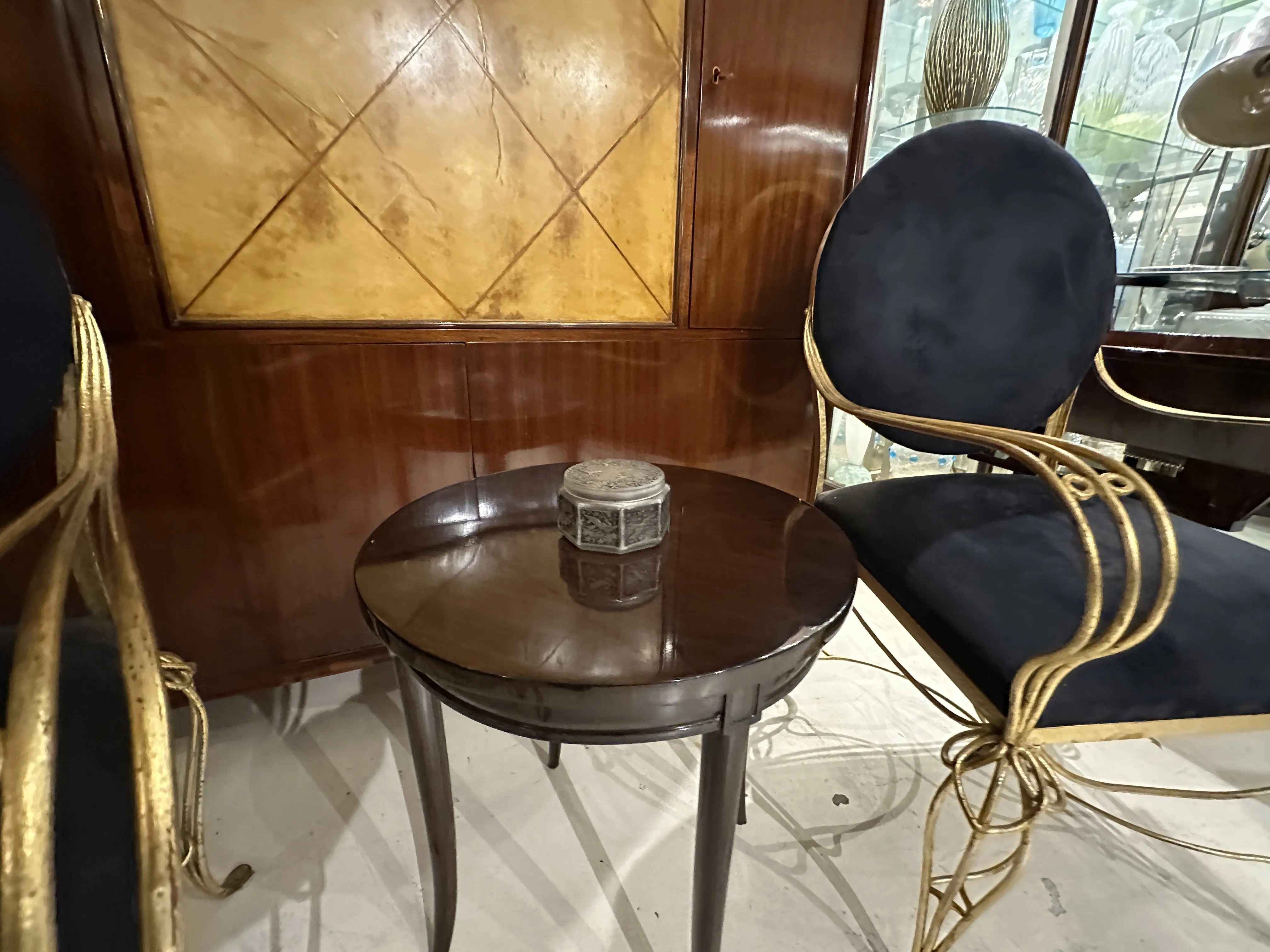 Boîte décorative ancienne sur une table