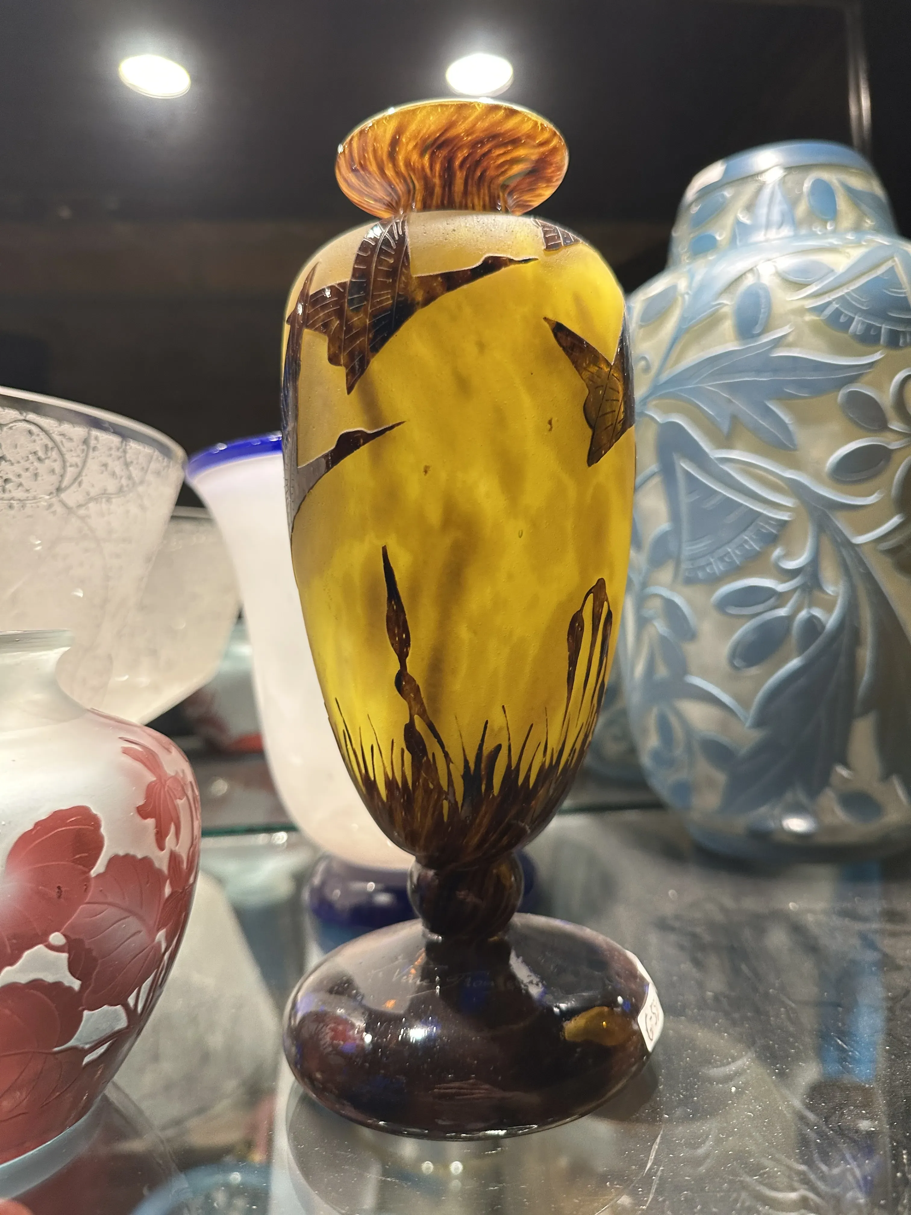 古董黄色玻璃花瓶，带有复杂设计