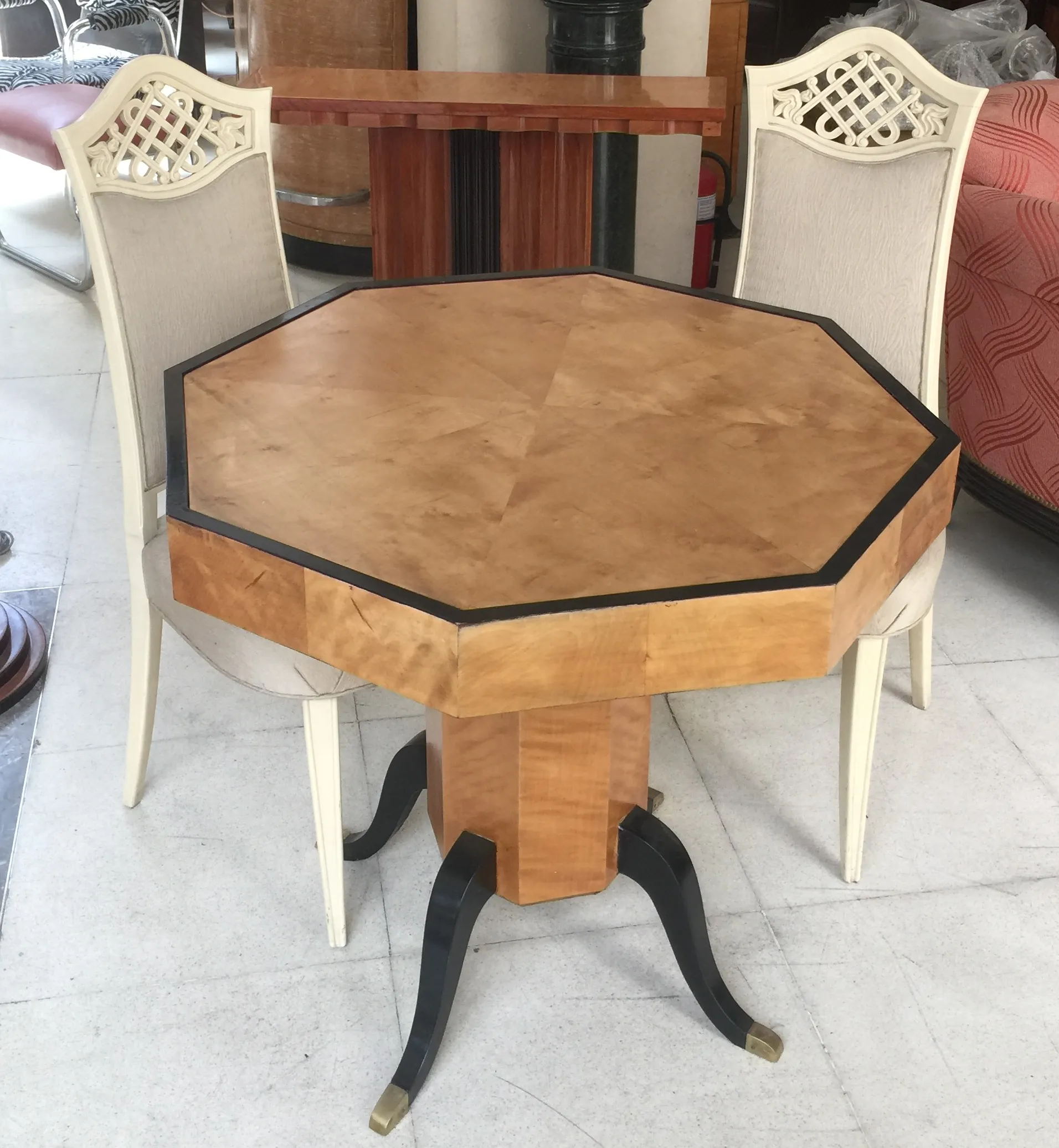 Meja delapan sisi untuk 4 orang, gaya Art Deco, dengan kursi putih, suasana elegan.