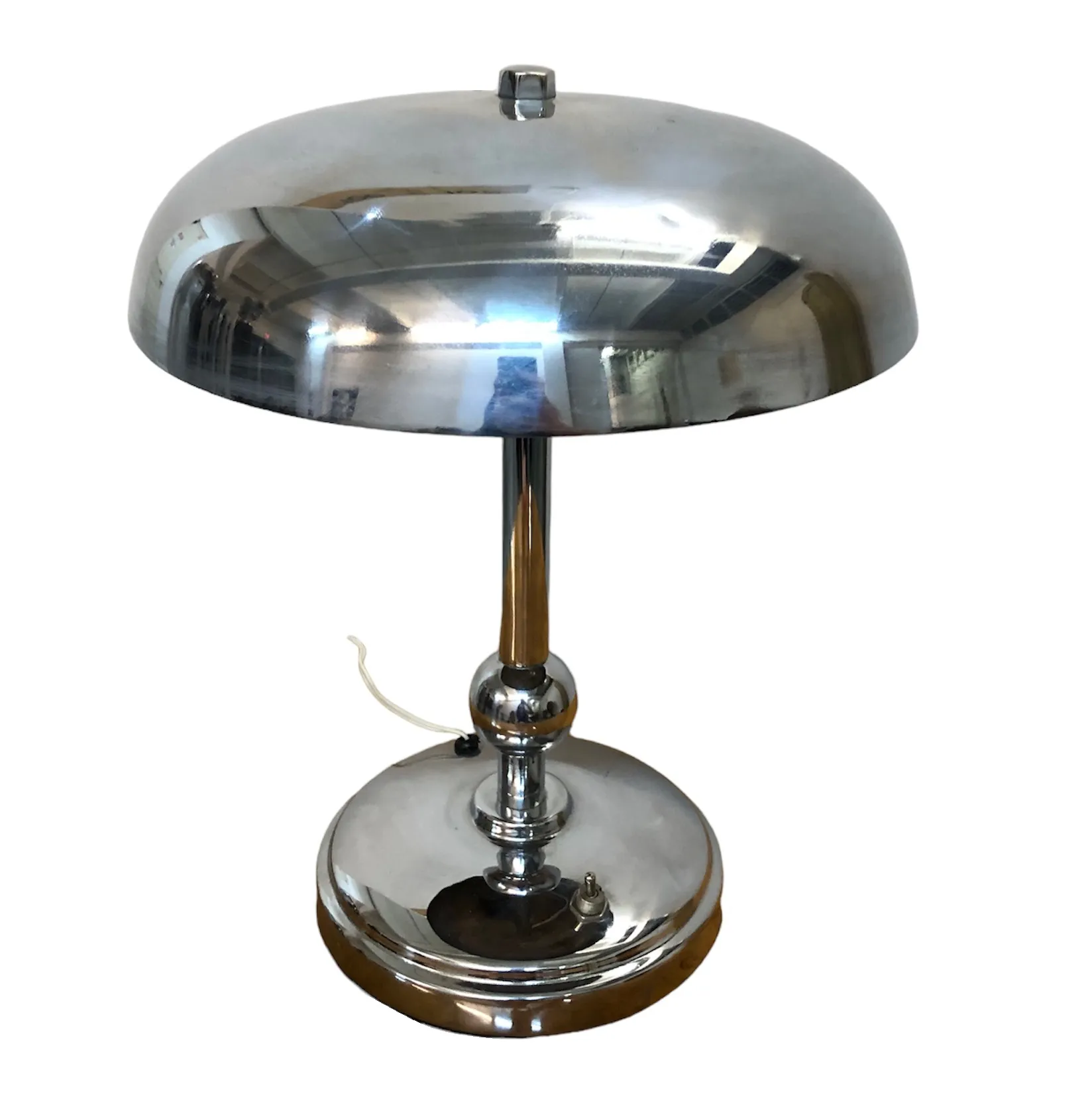 lámpara de mesa antigua con diseño brillante y base redonda