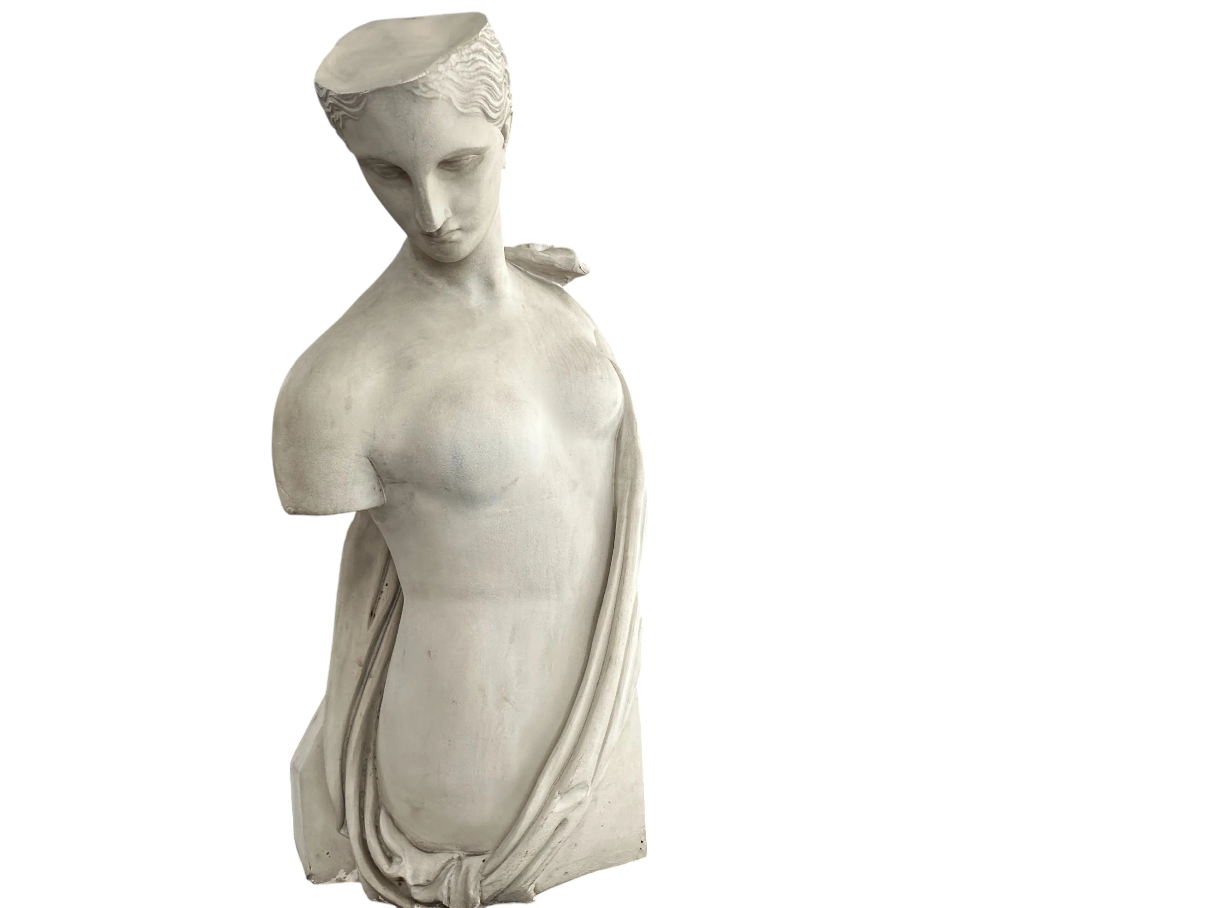 escultura antigua de una figura femenina con drapeado