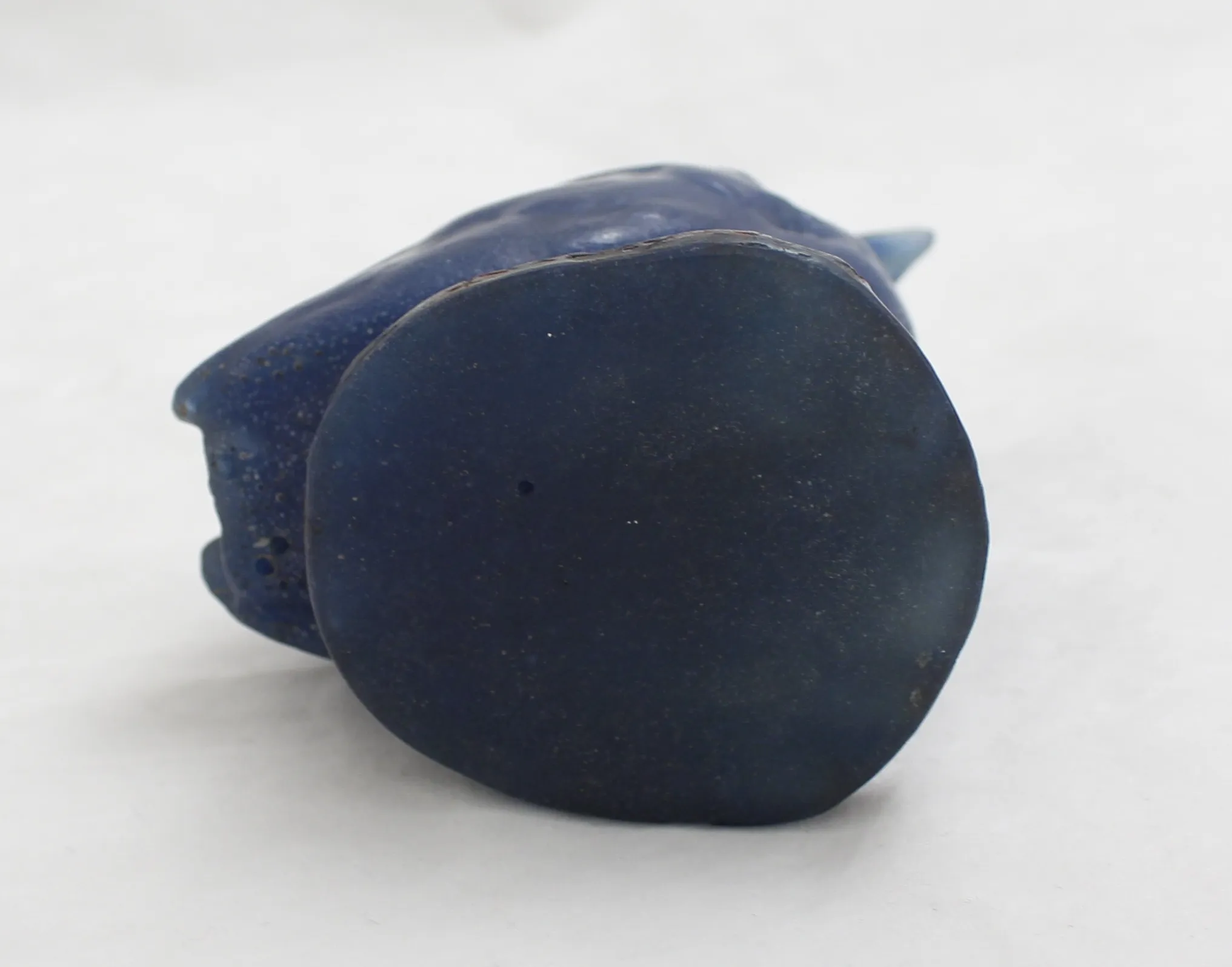 Vetro firmato antico con un design blu unico.