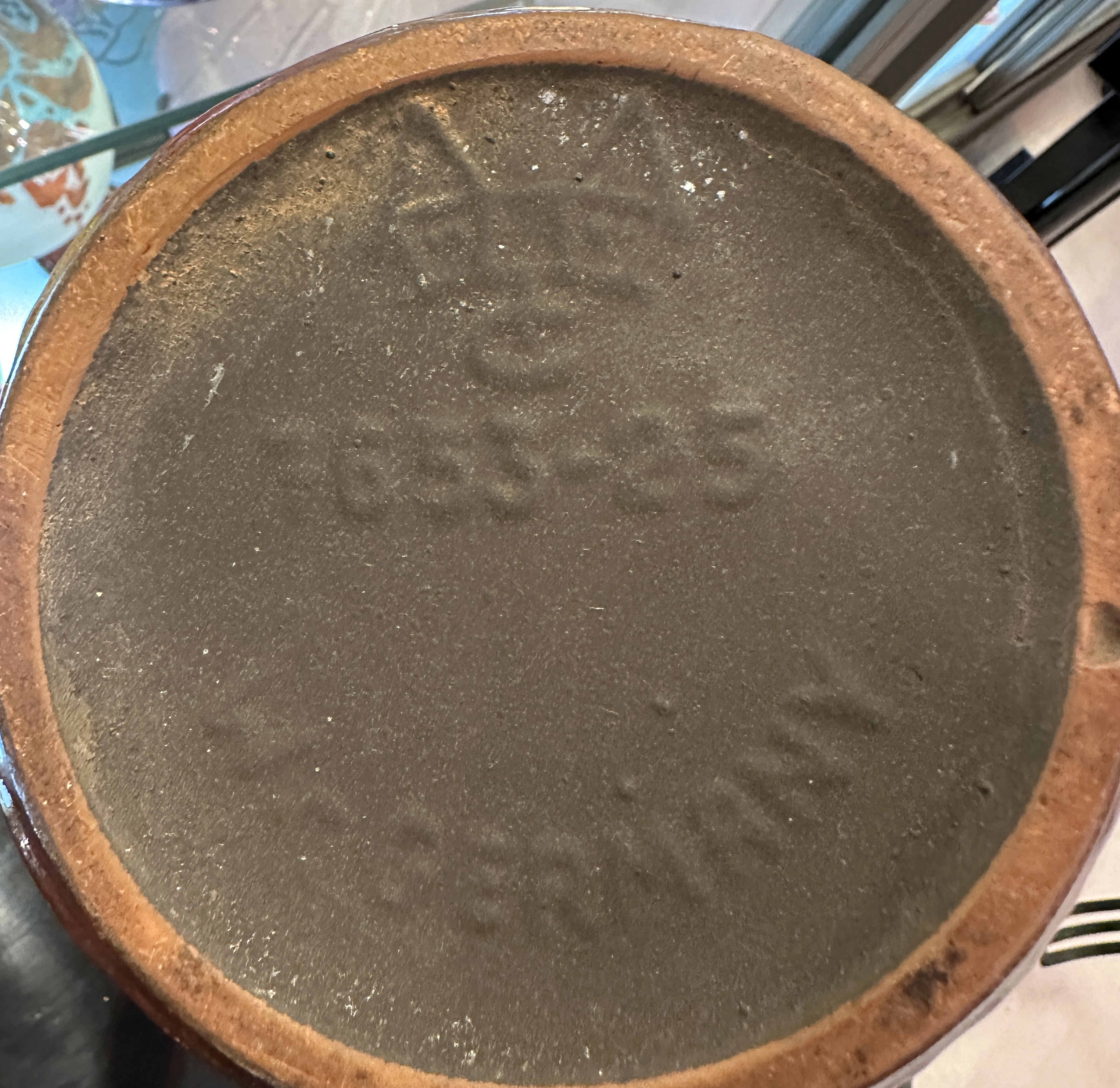 陶器の古代の基部に見える詳細。