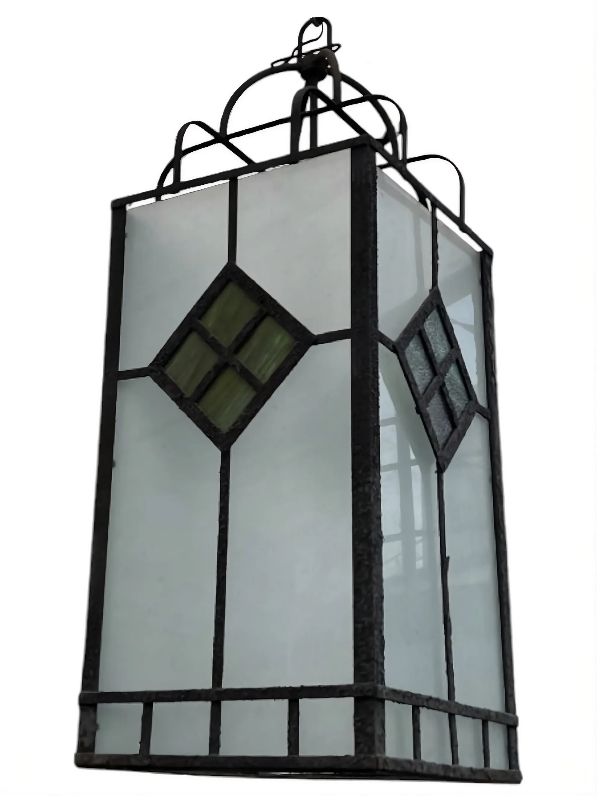 Antiguos faroles decorativos, con diseño rectangular y detalles en vidrio