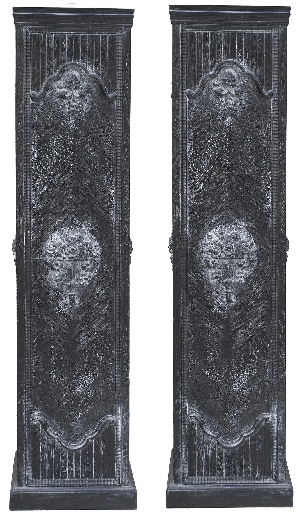 Coluna de madeira antiga com design clássico e detalhes ornamentais.