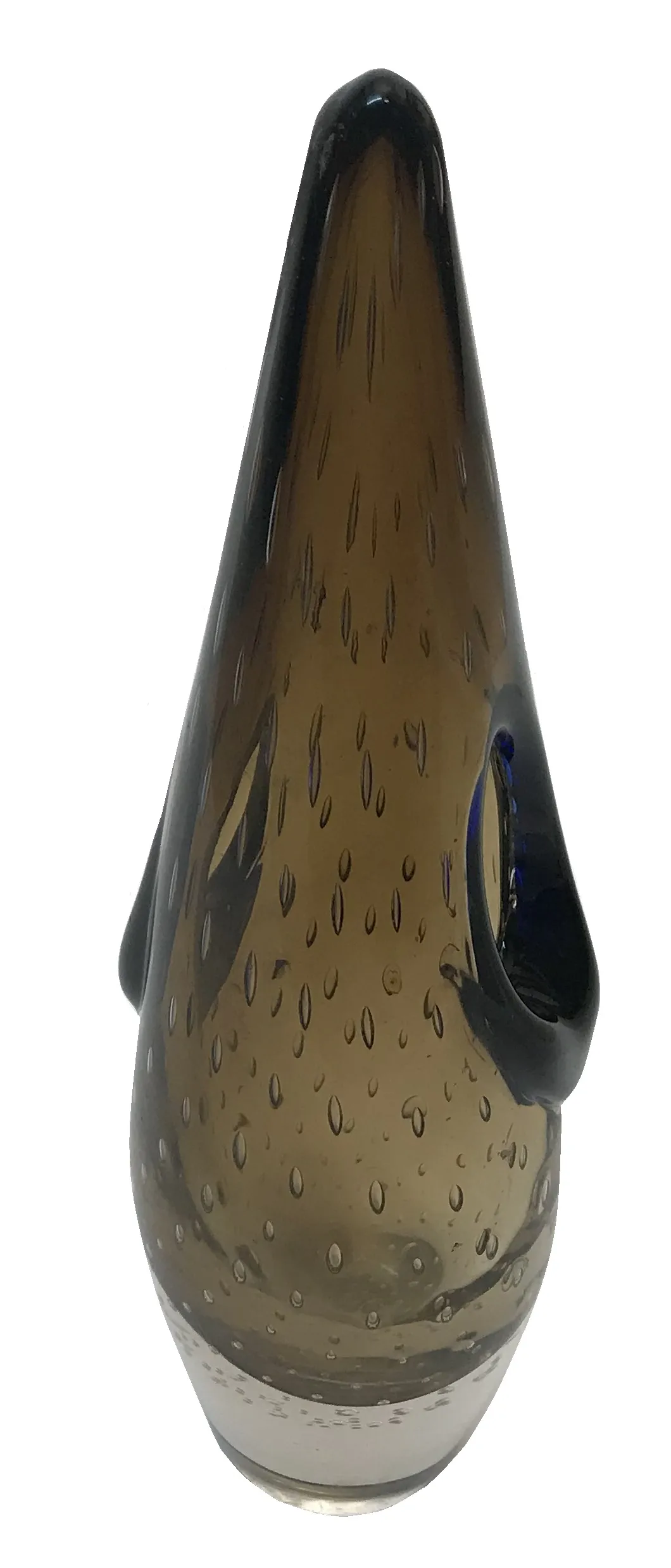 vaso de murano antigo com formato distinto e cor marrom, em um ambiente elegante.