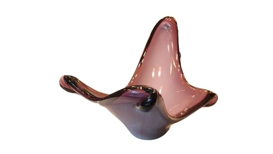 decoração antiga de cristal de murano com tons de rosa