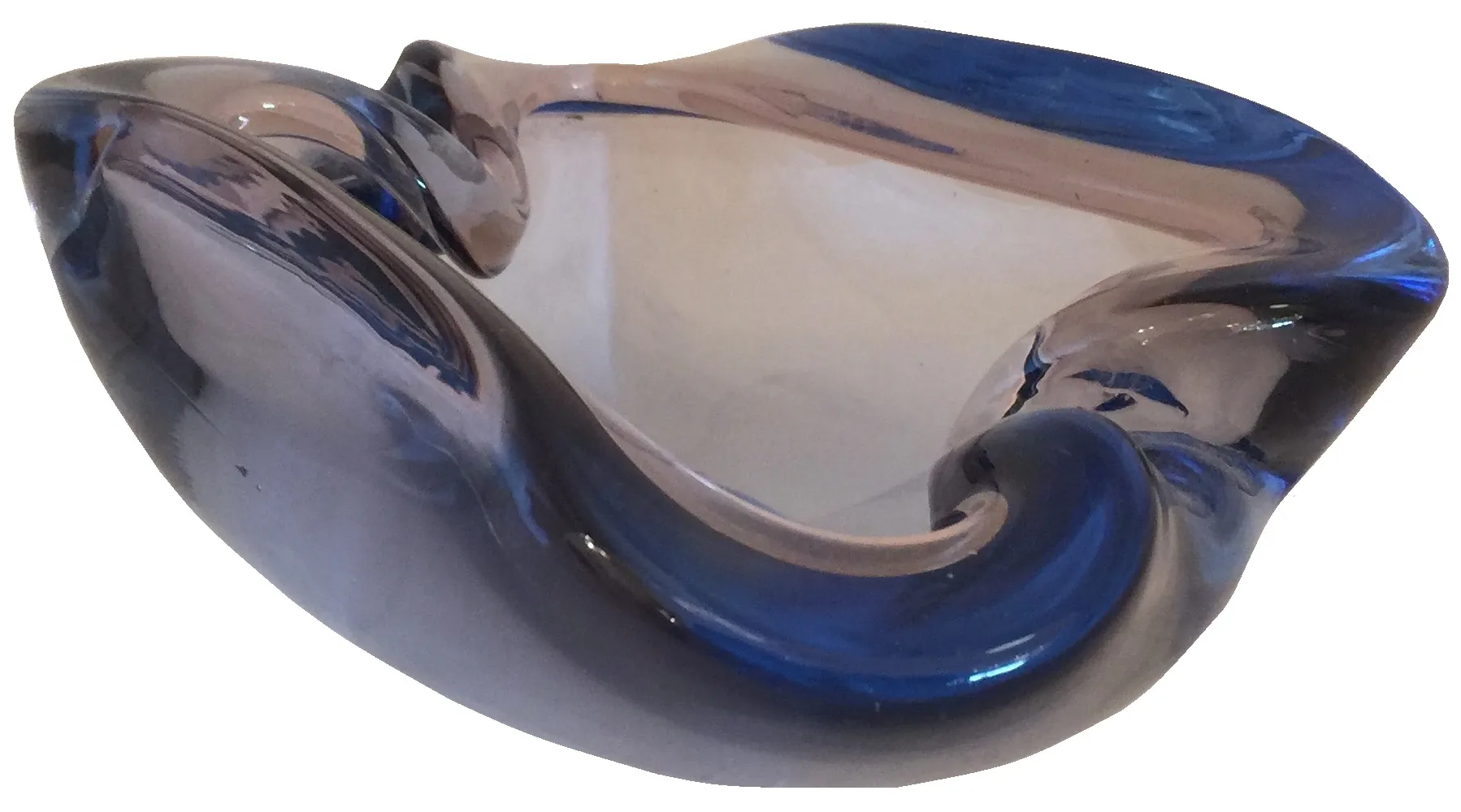 peça decorativa de cristal de murano com tons azuis e curvas suaves