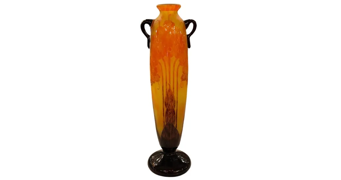 Vaso antiquado de vidro assinado com decoração em tons de laranja e marrom, com alças.